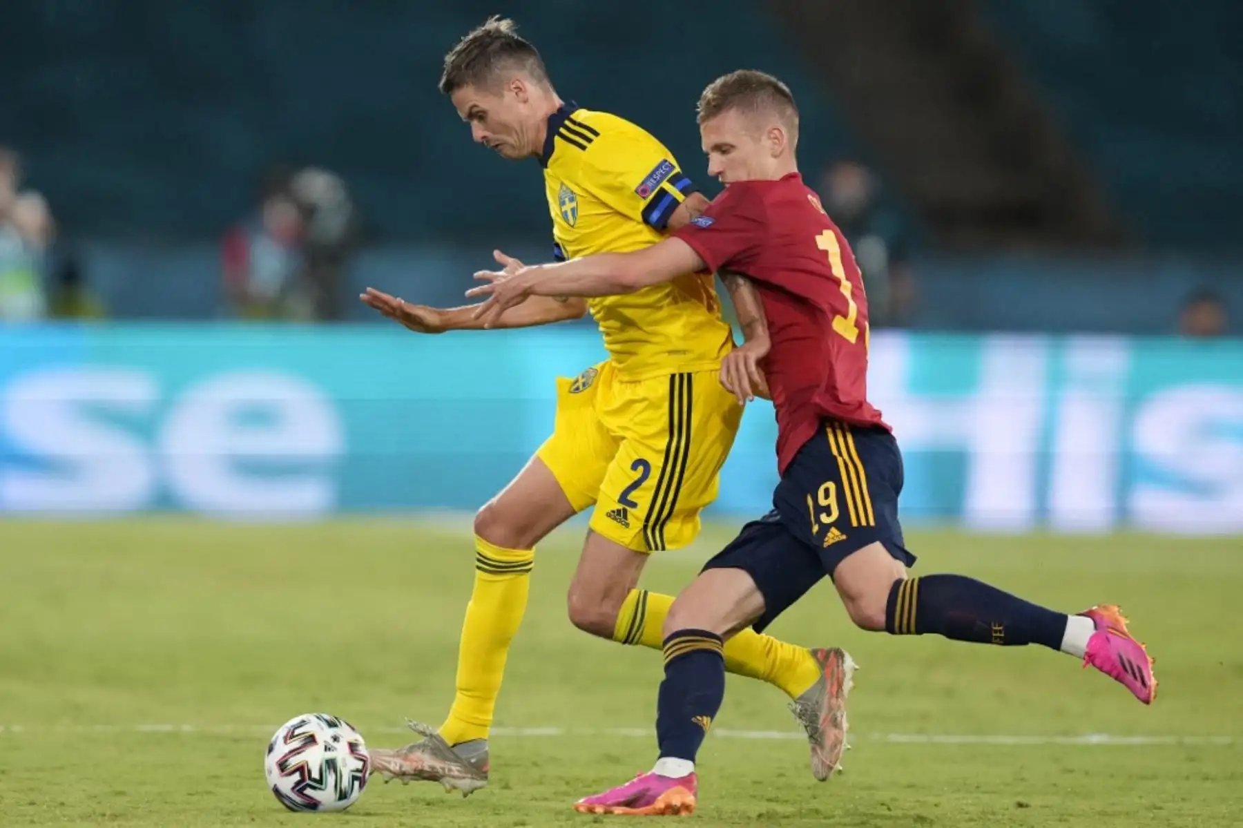 El centrocampista español Daniel Olmo compite por el balón con el defensor sueco Mikael Lustig durante el partido de fútbol del Grupo E de la UEFA EURO 2020 entre España y Suecia en el Estadio La Cartuja en Sevilla el 14 de junio de 2021. Foto: AFP