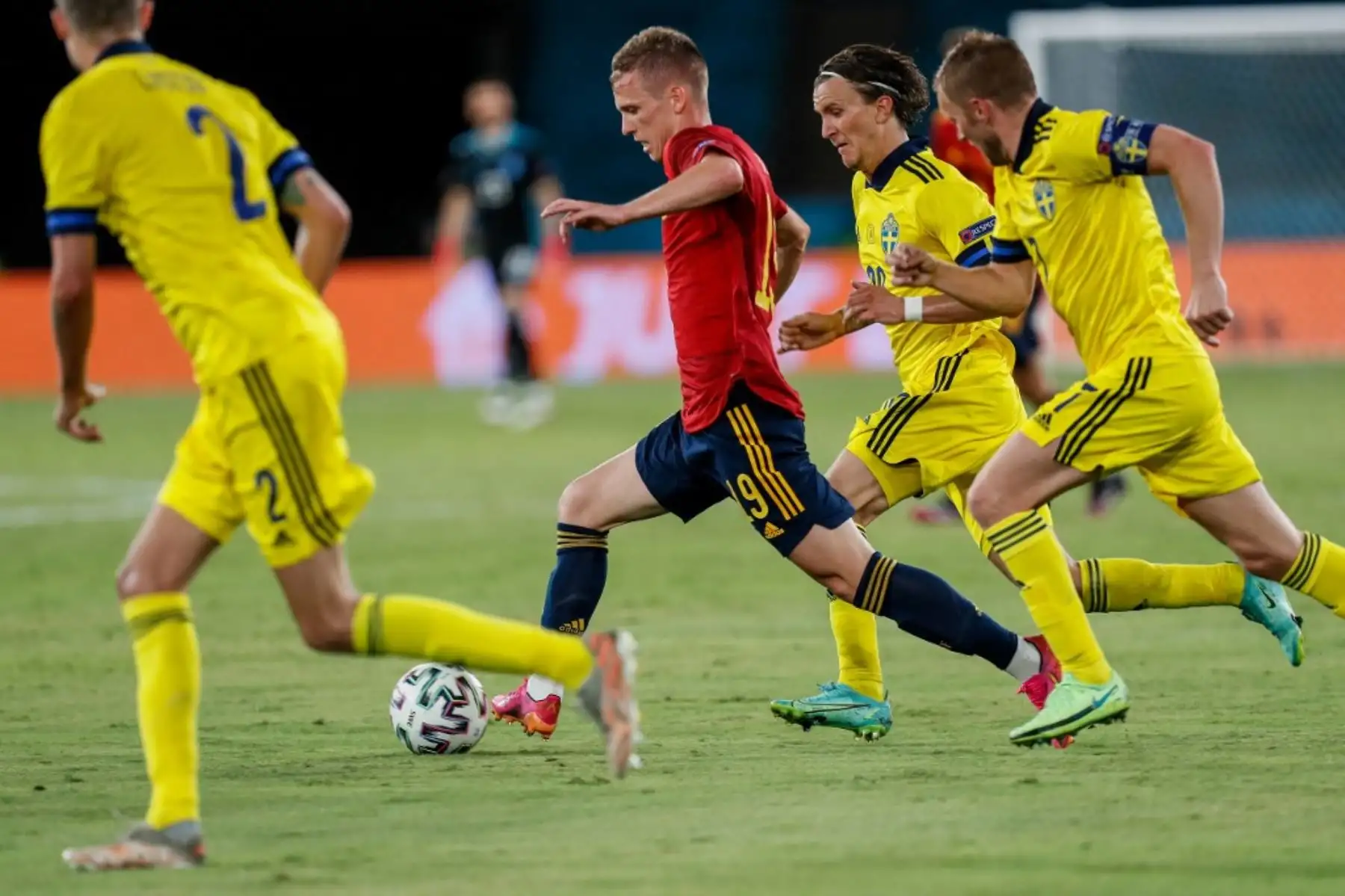 El centrocampista español Daniel Olmo (2ndL) es desafiado por el centrocampista sueco Kristoffer Olsson (2ndR) durante el partido de fútbol del Grupo E de la UEFA EURO 2020 entre España y Suecia en el Estadio La Cartuja en Sevilla el 14 de junio de 2021. Foto: AFP