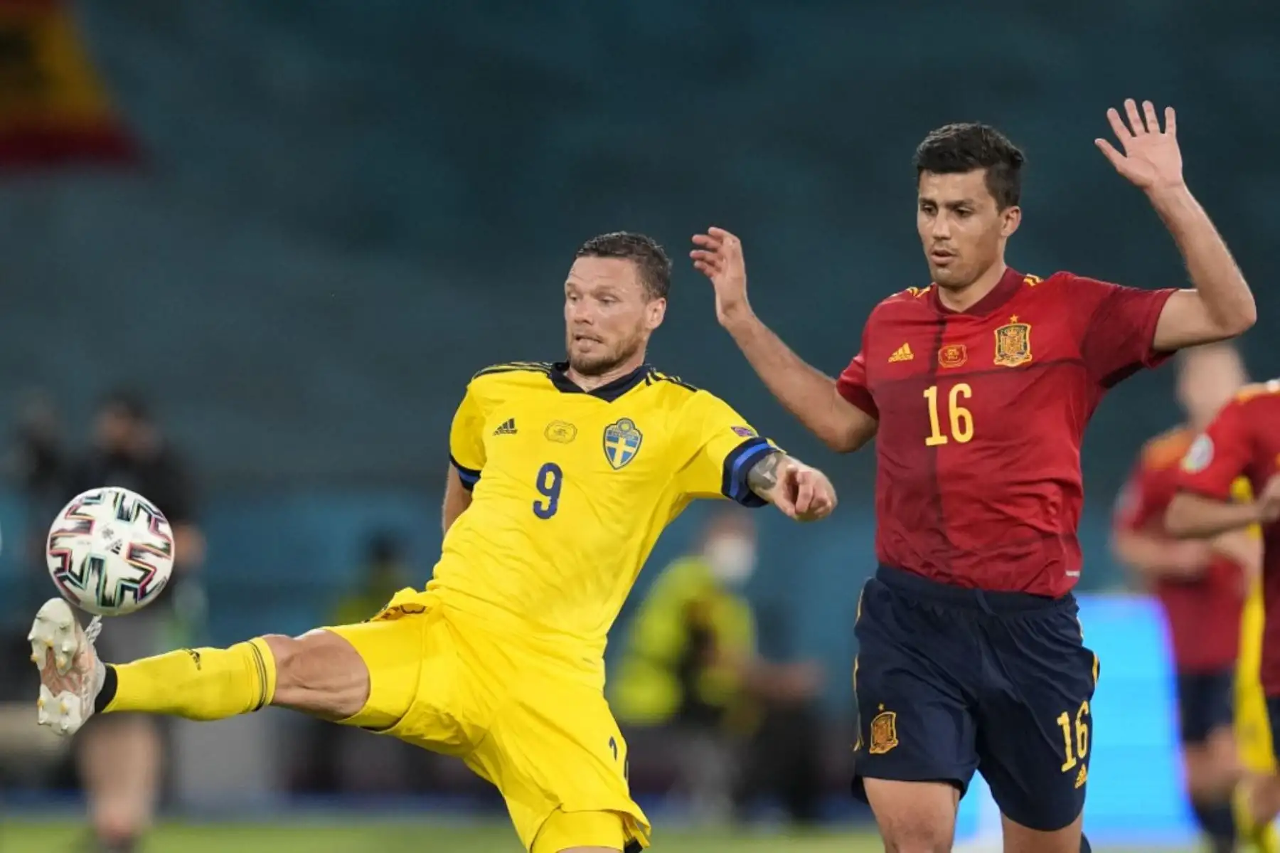 El delantero sueco Marcus Berg (izq.) Controla el balón como lo marca el mediocampista español Rodri durante el partido de fútbol del Grupo E de la UEFA EURO 2020 entre España y Suecia en el Estadio La Cartuja en Sevilla el 14 de junio de 2021 . Foto: AFP