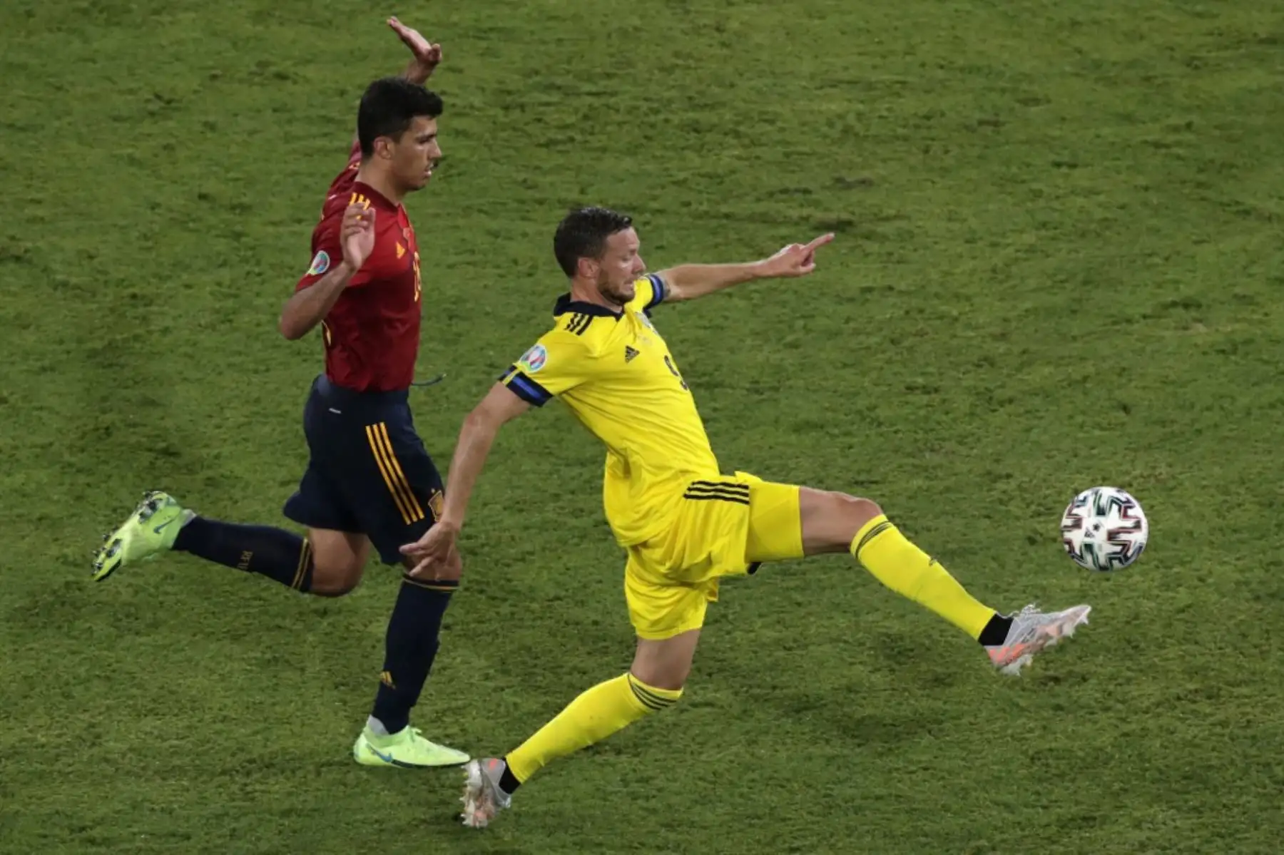 El delantero sueco Marcus Berg (R) controla el balón como lo marca el centrocampista español Rodri durante el partido de fútbol del Grupo E de la UEFA EURO 2020 entre España y Suecia en el Estadio La Cartuja en Sevilla el 14 de junio de 2021. Foto: AFP
