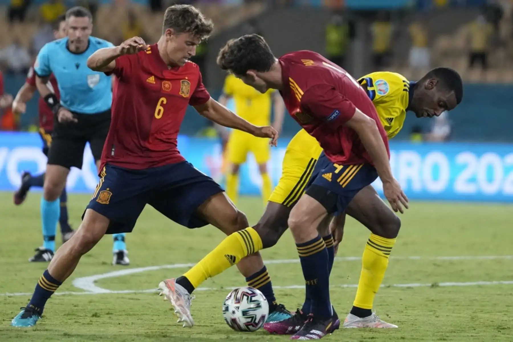 El delantero sueco Alexander Isak (R) i marcado por el centrocampista español Marcos Llorente (L) y el defensa español Pau Torres (C) durante el partido de fútbol del Grupo E de la UEFA EURO 2020 entre España y Suecia en el Estadio La Cartuja de Sevilla el 14 de junio de 2021. Foto: AFP