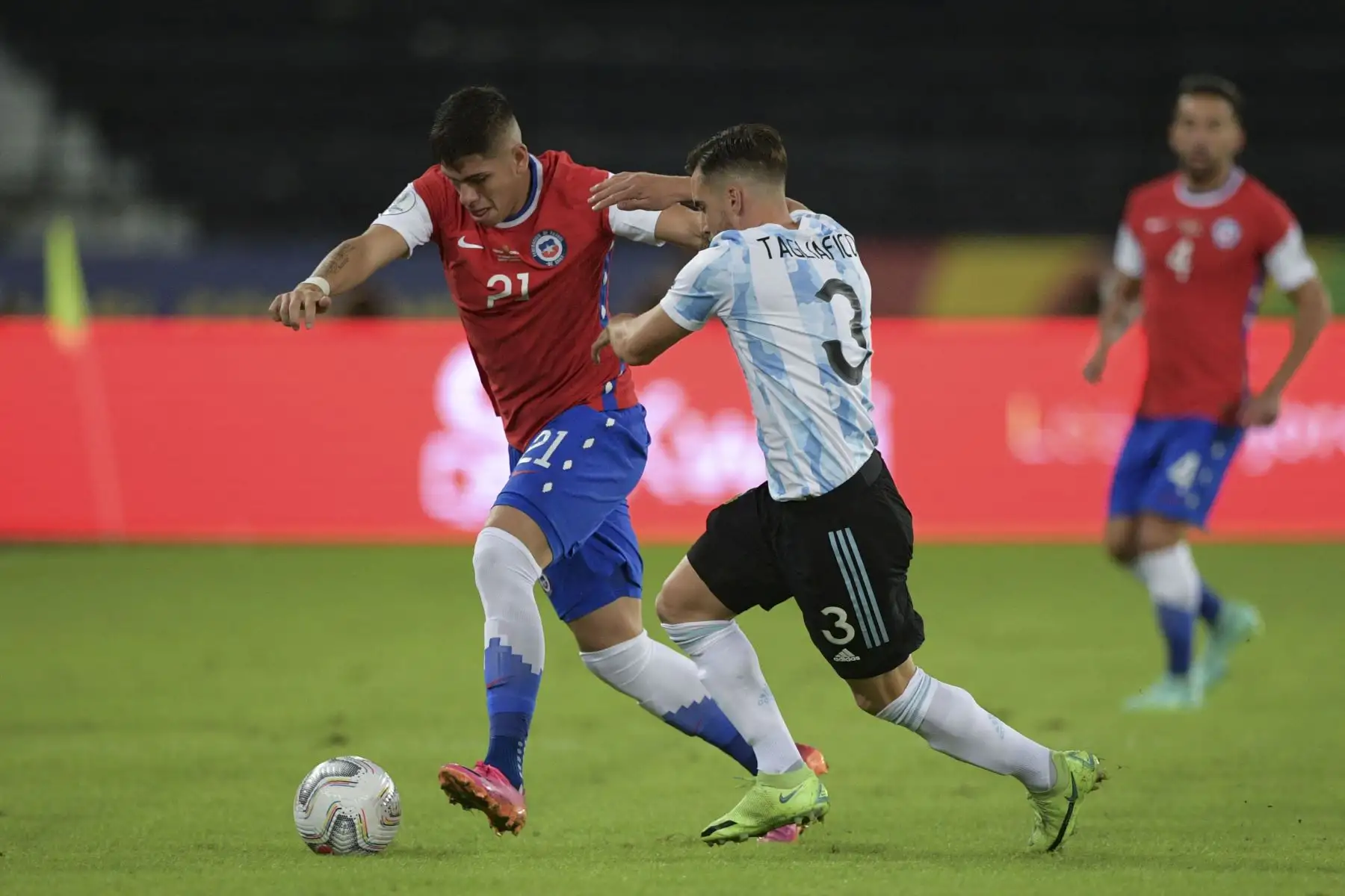 El chileno Carlos Palacios y el argentino Nicolás Tagliafico compiten por el balón durante el partido de la fase de grupos del torneo de fútbol Conmebol Copa América 2021 en el Estadio Nilton Santos en Río de Janeiro, Brasil.
Foto: AFP