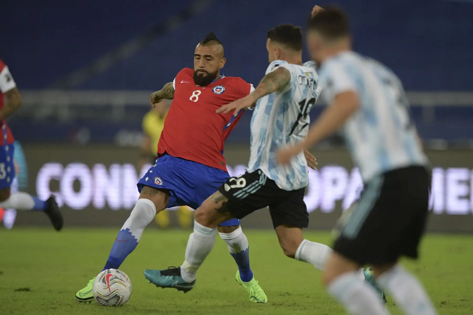 El chileno Arturo Vidal y el argentino Nicolás Otamendi compiten por el balón durante el partido de la fase de grupos del torneo de fútbol Conmebol Copa América 2021 en el Estadio Nilton Santos en Río de Janeiro, Brasil.
Foto: AFP