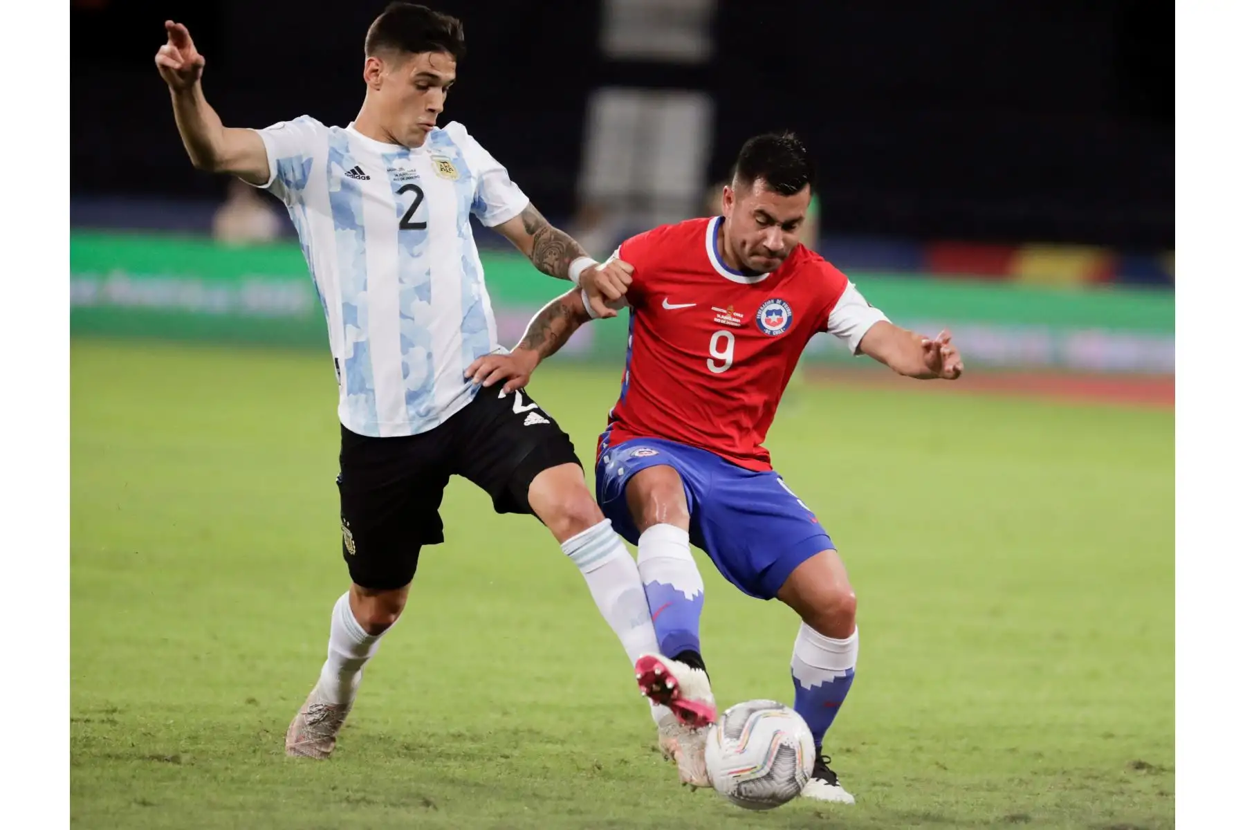 El jugador Lucas Martínez Quarta  de Argentina disputa hoy el balón con Jean Meneses de Chile, durante un partido de la Copa América en el estadio Olímpico Nilton Santos, en Río de Janeiro.
Foto: EFE