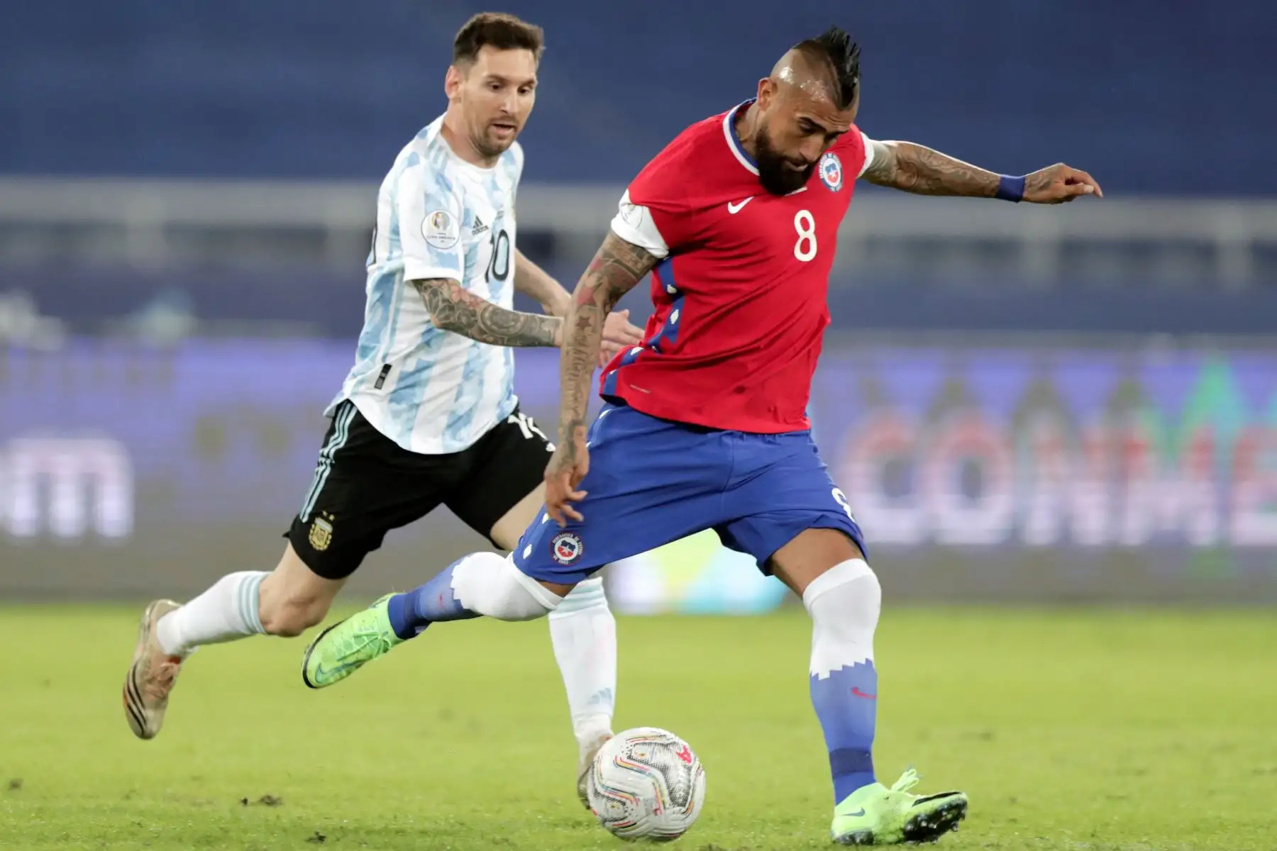 Lionel Messi de Argentina disputa un balón con Arturo Vidal de Chile hoy, en un partido del grupo B de la Copa América entre las selecciones de Argentina y Chile en el estadio Olímpico Nilton Santos en Río de Janeiro (Brasil).
Foto: EFE