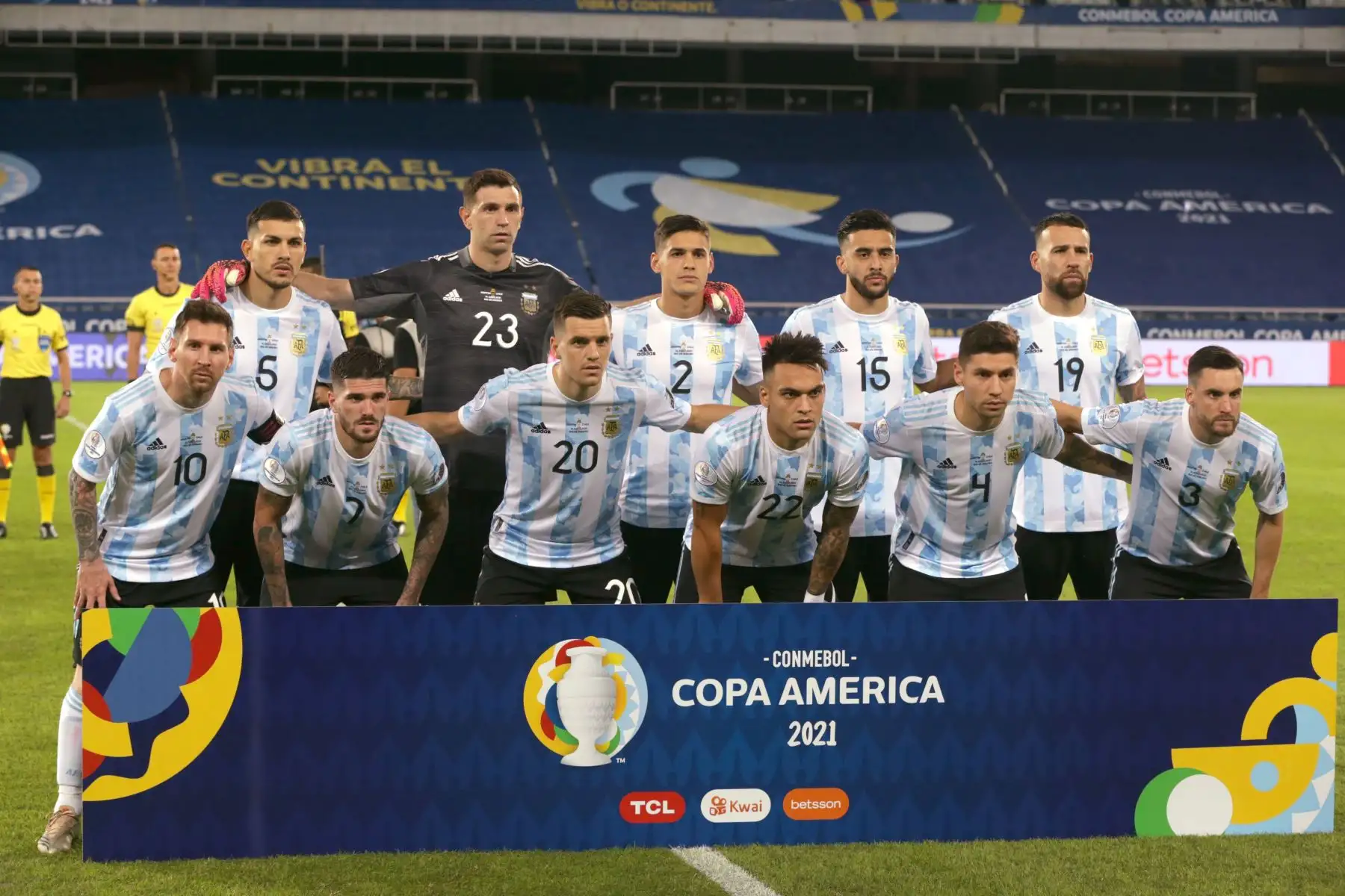 Jugadores de Argentina forman hoy, previo a un partido del grupo B de la Copa América entre las selecciones de Argentina y Chile en el estadio Olímpico Nilton Santos en Río de Janeiro (Brasil).
Foto: EFE