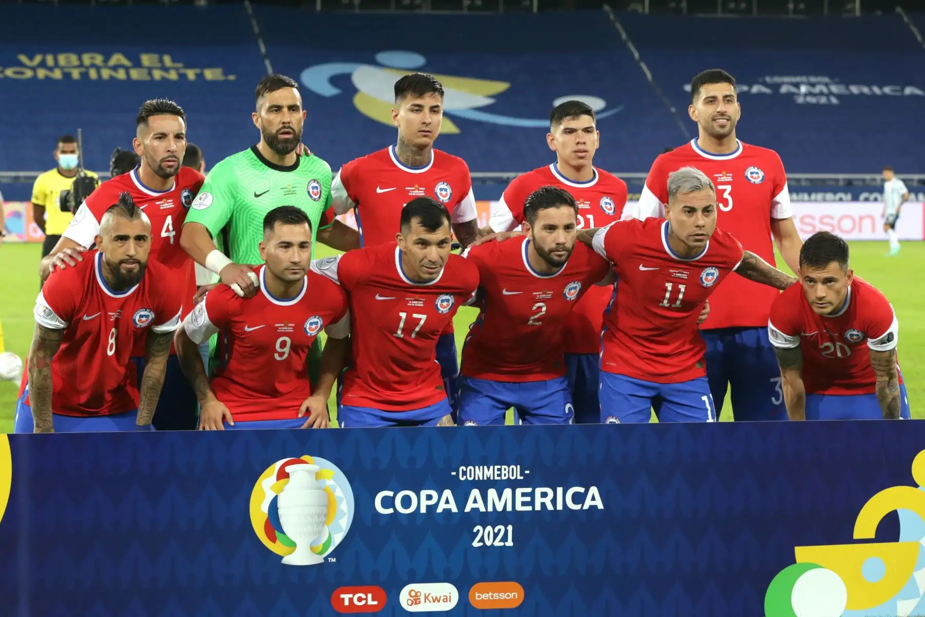 Jugadores de Chile forman hoy, previo a un partido del grupo B de la Copa América entre las selecciones de Argentina y Chile en el estadio Olímpico Nilton Santos en Río de Janeiro (Brasil). 
Foto: EFE