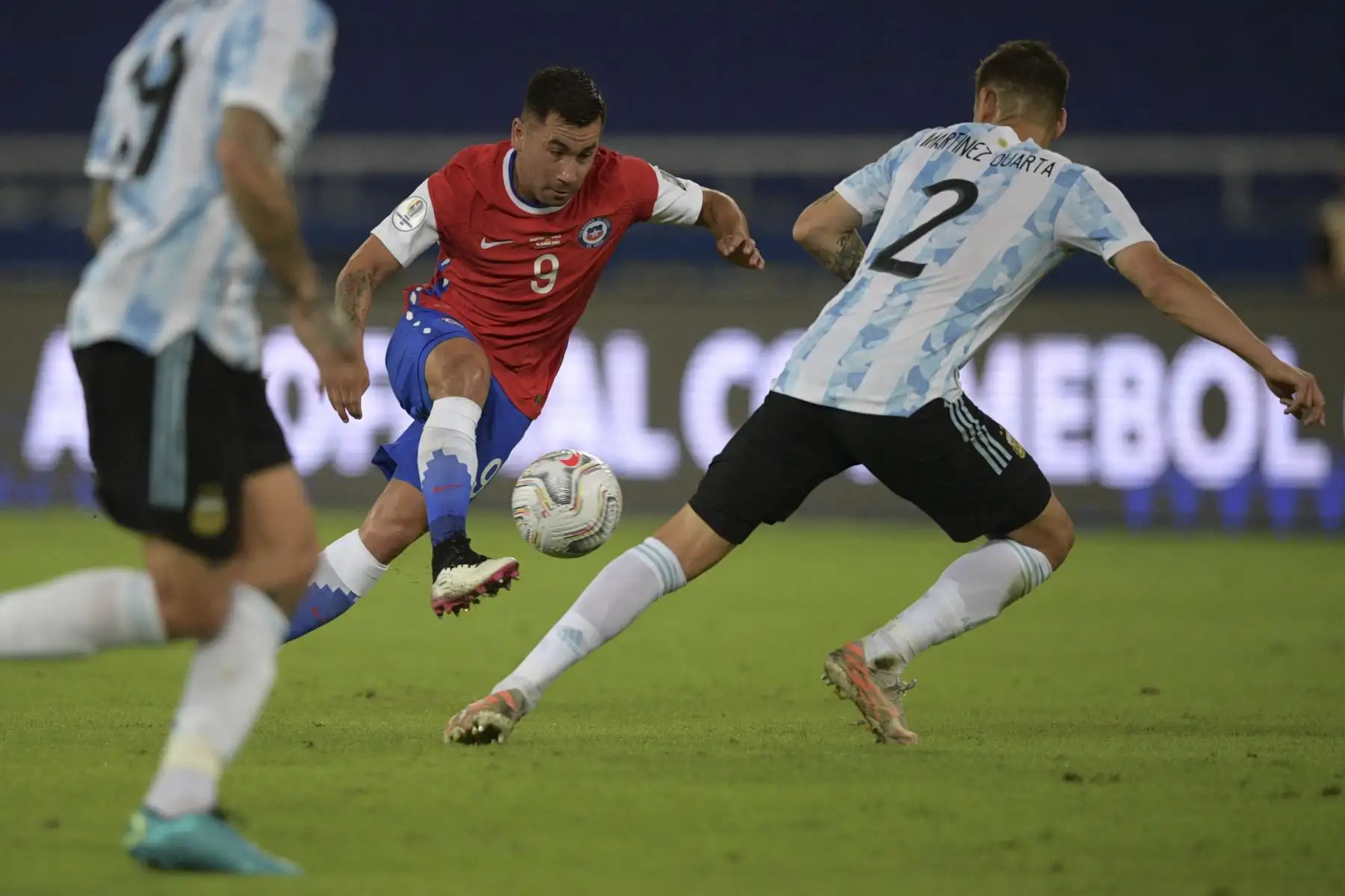 El chileno Jean Meneses lleva el balón mientras el argentino Lucas Martínez Quarta lo marca durante el partido de la fase de grupos del torneo de fútbol Conmebol Copa América 2021 en el Estadio Nilton Santos en Río de Janeiro, Brasil.
Foto: AFP