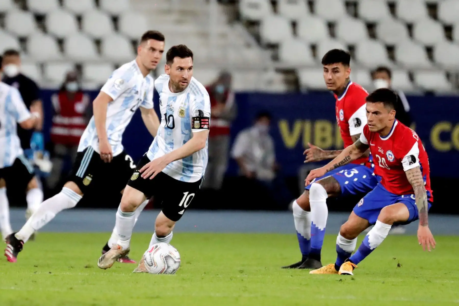 El jugador Lionel Messi de Argentina toma hoy el balón ante la marca de Charles Aránguiz de Chile, durante un partido de la Copa América en el estadio Olímpico Nilton Santos, en Río de Janeiro (Brasil). 
Foto: EFE