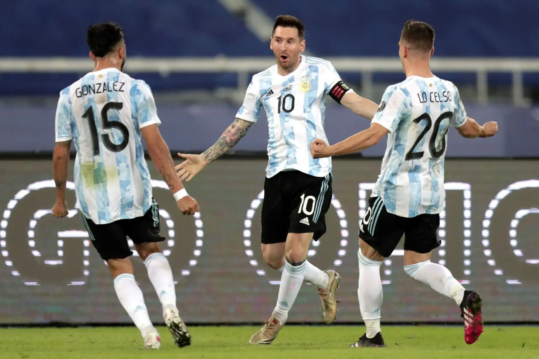 Lionel Messi de Argentina celebra un gol con sus compañeros Giovani Lo Celso y Nicolás González , en un partido del grupo B de la Copa América entre las selecciones de Argentina y Chile en el estadio Olímpico Nilton Santos en Río de Janeiro (Brasil). 
Foto: EFE