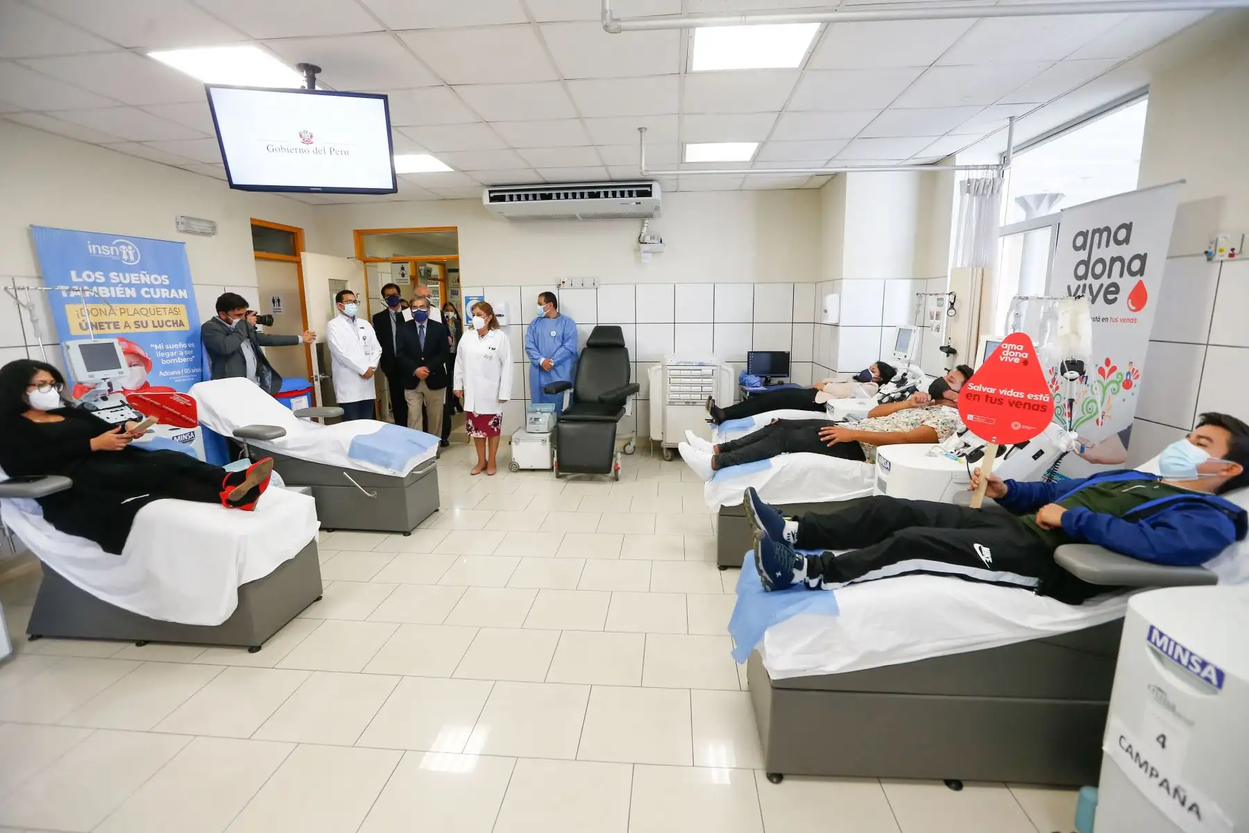 Ministro de Salud, Óscar Ugarte, en el marco del día mundial del donante de sangre, inaugura la ruta del donante en el Instituto Nacional de Salud del Niño - San Borja.
Foto: Minsa