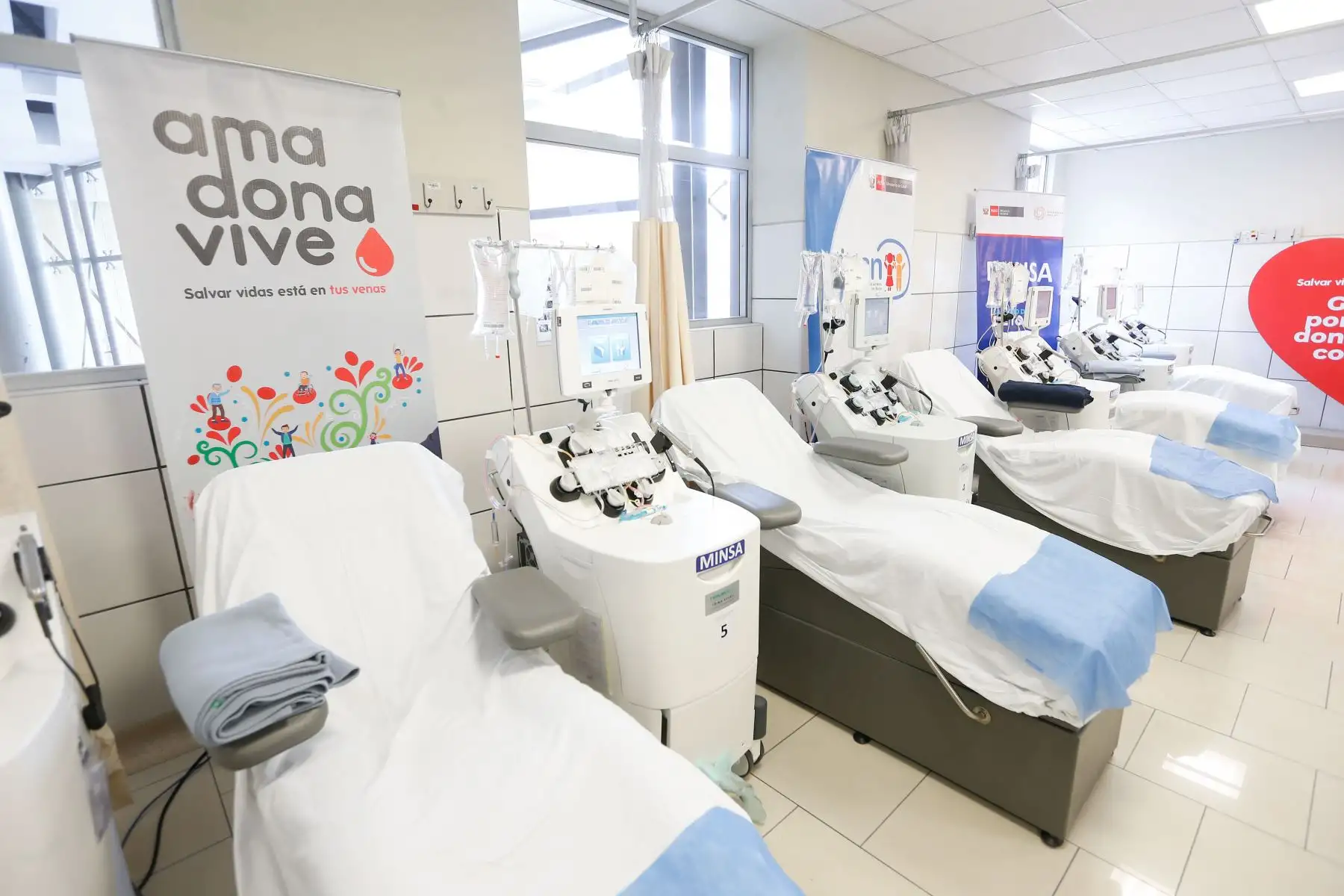 Ministro de Salud, Óscar Ugarte, en el marco del día mundial del donante de sangre, inaugura la ruta del donante en el Instituto Nacional de Salud del Niño - San Borja.
Foto: Minsa