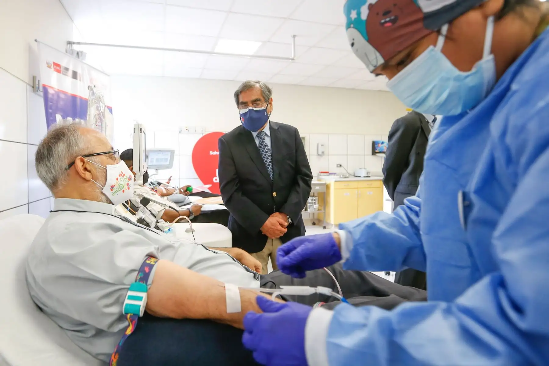 Ministro de Salud, Óscar Ugarte, en el marco del Día Mundial del Donante de Sangre, inaugura la ruta del donante en el Instituto Nacional de Salud del Niño de San Borja. Foto: Minsa/Difusión