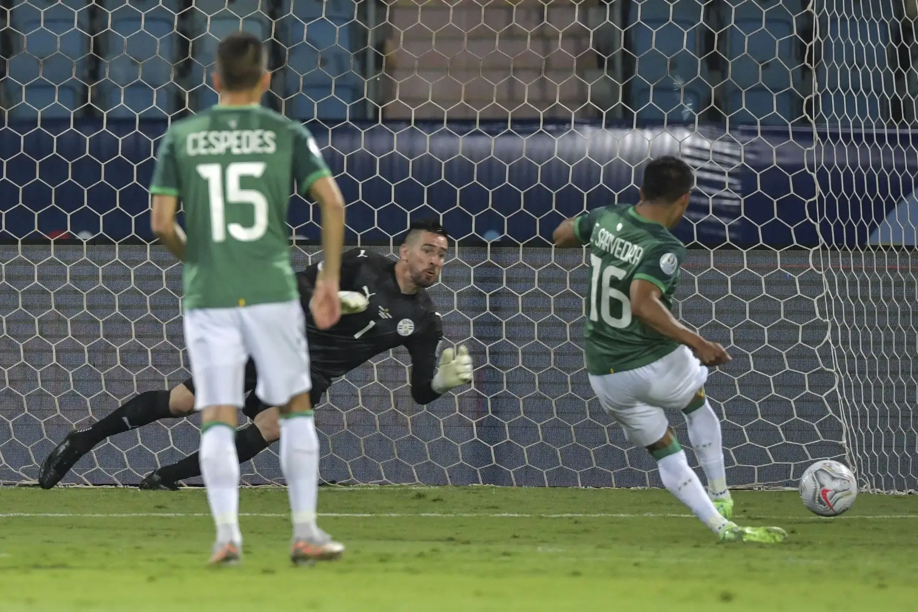 El boliviano Erwin Saavedra lanza un penalti para anotar al portero de Paraguay, Antony Silva, durante su partido de la fase de grupos del torneo de fútbol Conmebol Copa América 2021 en el Estadio Olímpico de Goian.
Foto: AFP