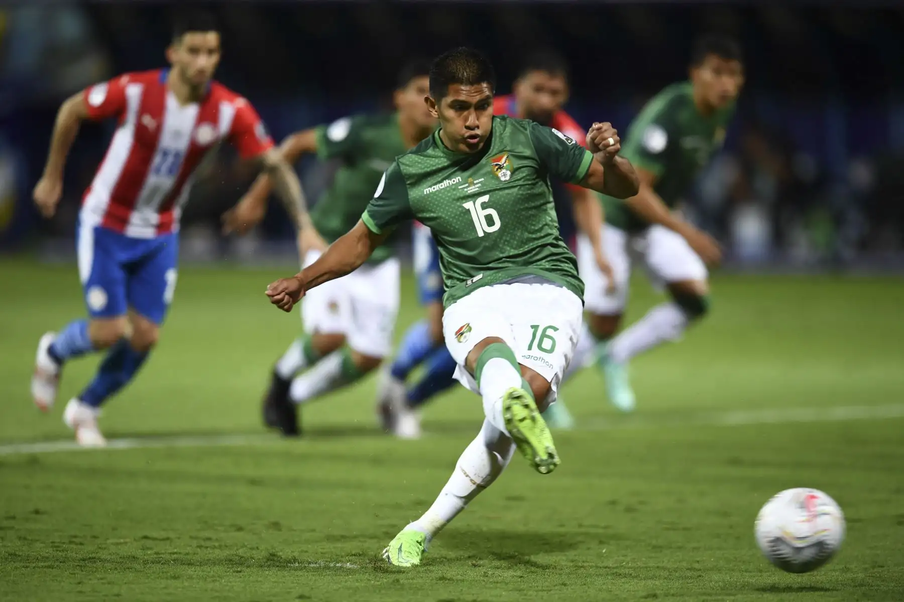Erwin Saavedra de Bolivia lanza un penalti para anotar contra Paraguay durante el partido de la fase de grupos del torneo de fútbol Conmebol Copa América 2021 en el Estadio Olímpico de Goiania, Brasil.
Foto: AFP
