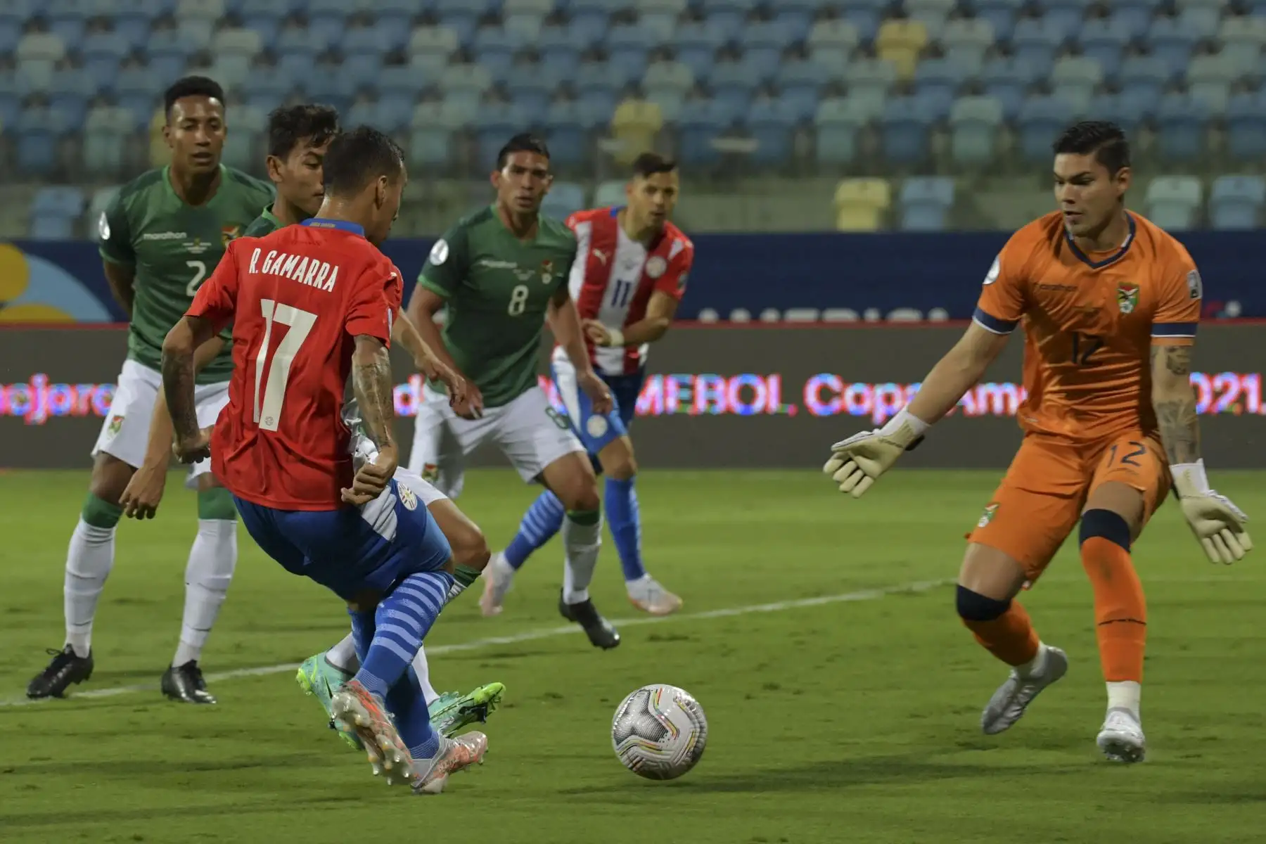 El arquero boliviano Rubén Cordano  bloquea al paraguayo Alejandro Romero Gamarra durante el partido de la fase de grupos del torneo de fútbol Conmebol Copa América 2021 en el Estadio Olímpico de Goiania, Brasil.
Foto: AFP