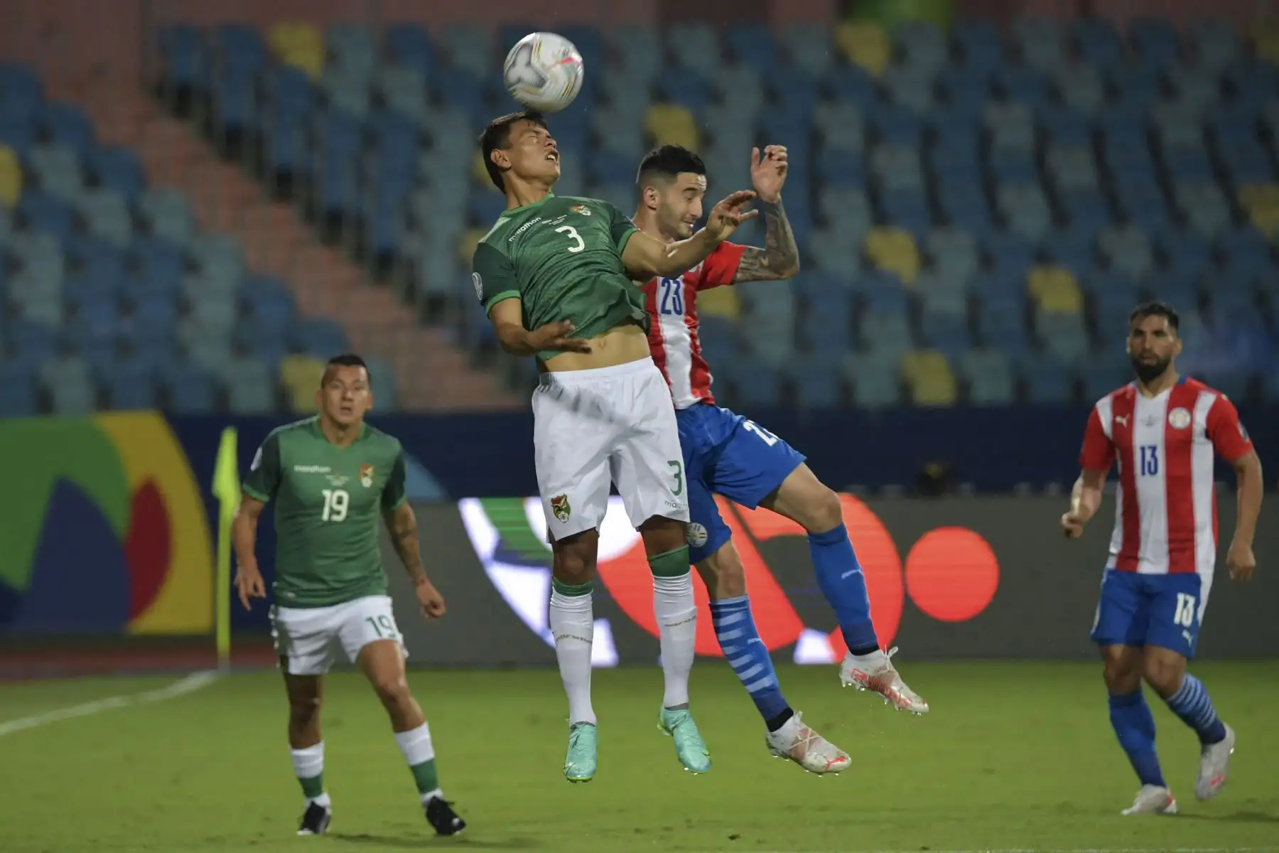 El boliviano José Sagredo y el arquero de Paraguay Gerardo Ortiz saltan por el balón durante el partido de la fase de grupos del torneo de fútbol Conmebol Copa América 2021 en el Estadio Olímpico de Goiania, Brasil.
Foto: AFP