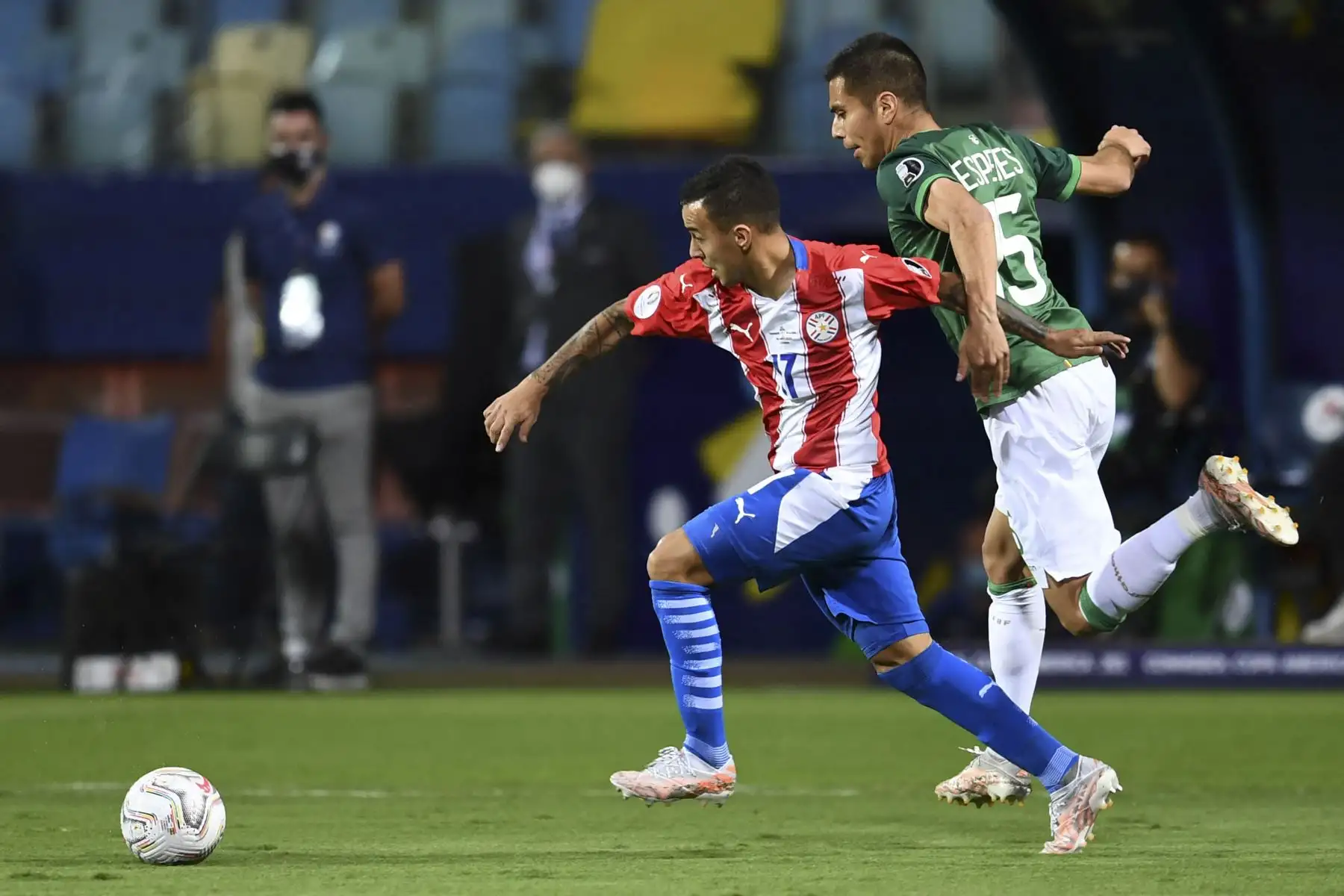 Alejandro Romero Gamarra de Paraguay y Boris Céspedes de Bolivia compiten por el balón durante el partido de la fase de grupos del torneo de fútbol Conmebol Copa América 2021 en el Estadio Olímpico de Goiania, Brasil.
Foto: AFP