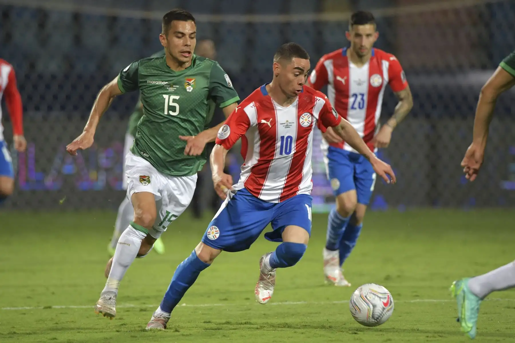 Miguel Almirón de Paraguay y Boris Céspedes de Bolivia compiten por el balón durante el partido de la fase de grupos del torneo de fútbol Conmebol Copa América 2021 en el Estadio Olímpico de Goiania, Brasil.
Foto: AFP