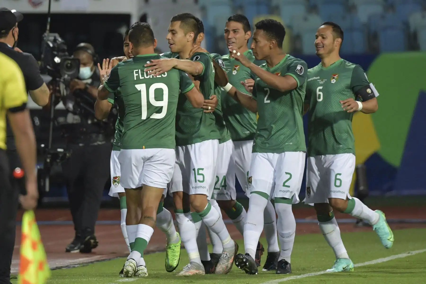 El boliviano Erwin Saavedra  celebra con sus compañeros después de anotar contra Paraguay durante su partido de la fase de grupos del torneo de fútbol Conmebol Copa América 2021 en el Estadio Olímpico de Goiania, Brasil.
Foto: AFP