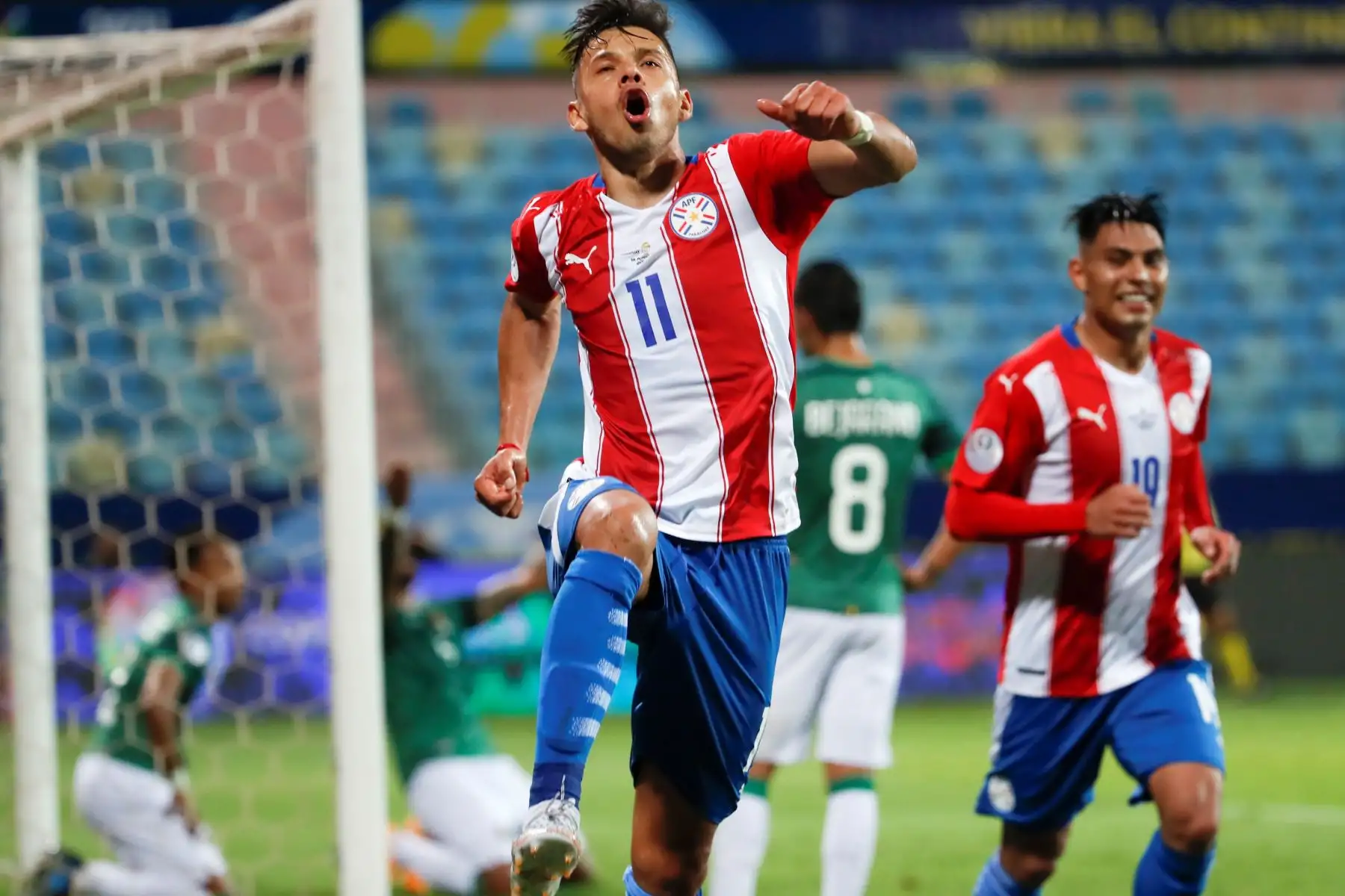 Ángel Romero de Paraguay celebra un gol , en un partido del grupo B de la Copa América entre las selecciones de Paraguay y Bolivia en el estadio Olímpico en Goiania (Brasil). 
Foto: AFP