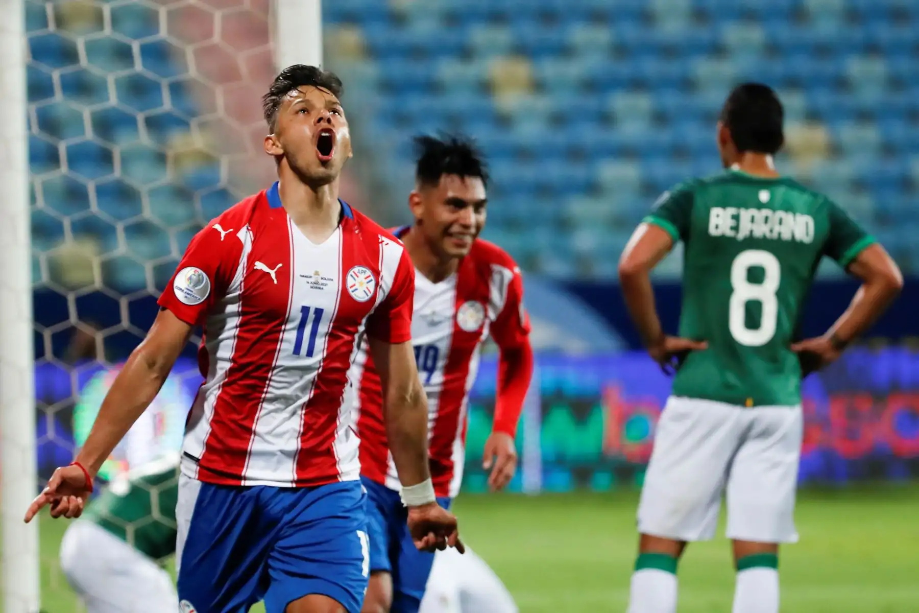 Ángel Romero de Paraguay celebra un gol, en un partido del grupo B de la Copa América entre las selecciones de Paraguay y Bolivia en el estadio Olímpico en Goiania (Brasil).
Foto: EFE