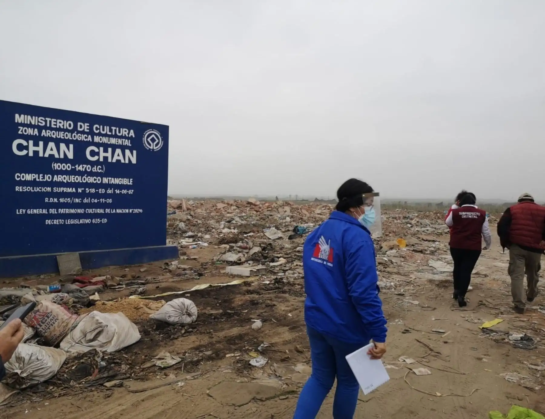 La Defensoría del Pueblo pide a las autoridades locales de Trujillo actuar para preservar al complejo arqueológico Chan Chan ante la contaminación ambiental generada por residuos sólidos.