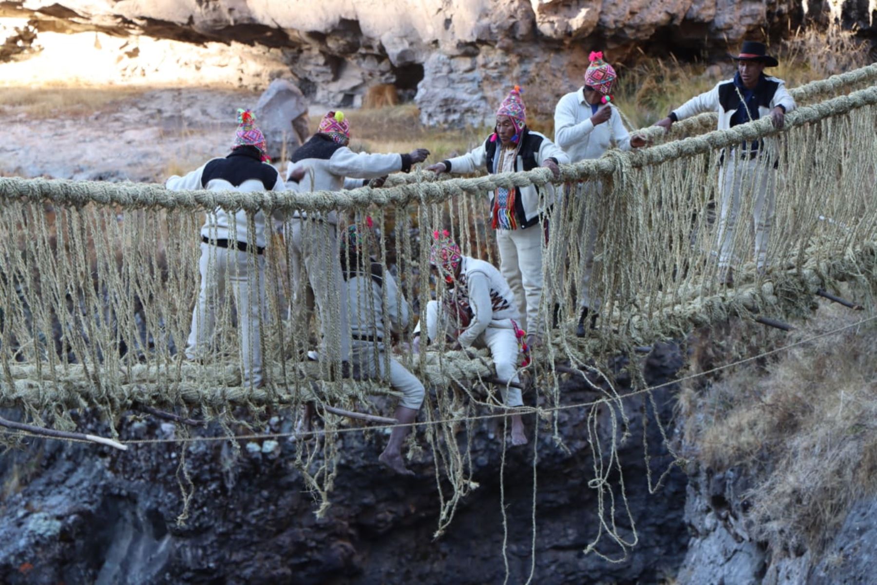 Comunidades originarias de Cusco revivieron un ritual ancestral para renovar el histórico puente Q