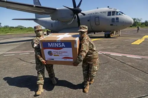 Entrega de más de 11,000 dosis de vacunas y 40 concentradores de oxígeno para la región Madre de Dios. Foto: Presidencia.