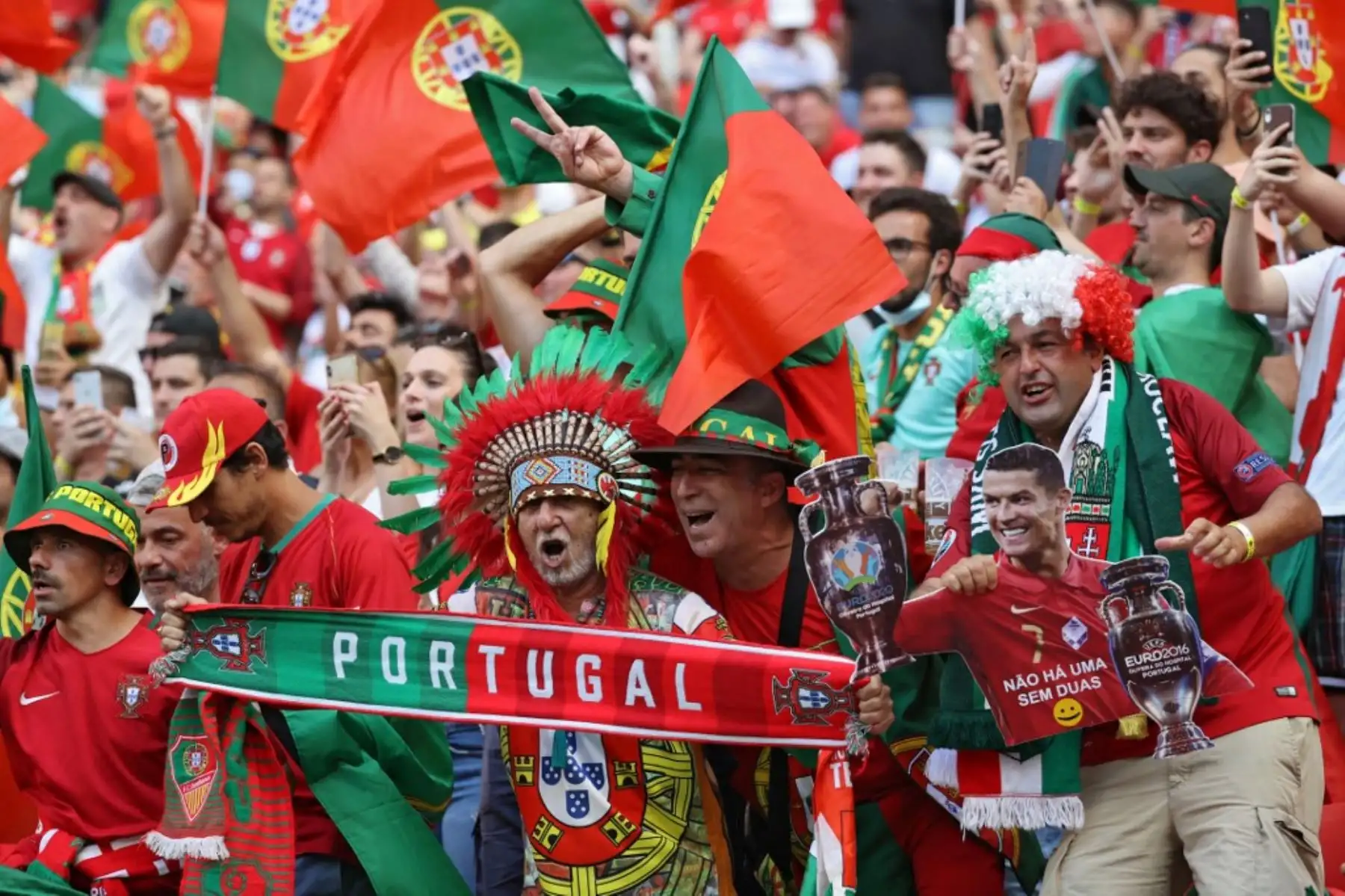 Los seguidores de Portugal animan a su equipo antes del partido de fútbol del Grupo F de la UEFA EURO 2020 entre Hungría y Portugal en el Puskas Arena de Budapest el 15 de junio de 2021. Foto: AFP