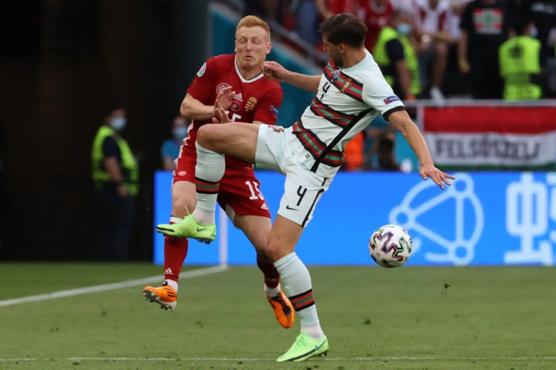 El defensor de Portugal Ruben Dias (R) aborda al mediocampista húngaro Laszlo Kleinheisler durante el partido de fútbol del Grupo F de la UEFA EURO 2020 entre Hungría y Portugal en el Puskas Arena de Budapest el 15 de junio de 2021. Foto: AFP