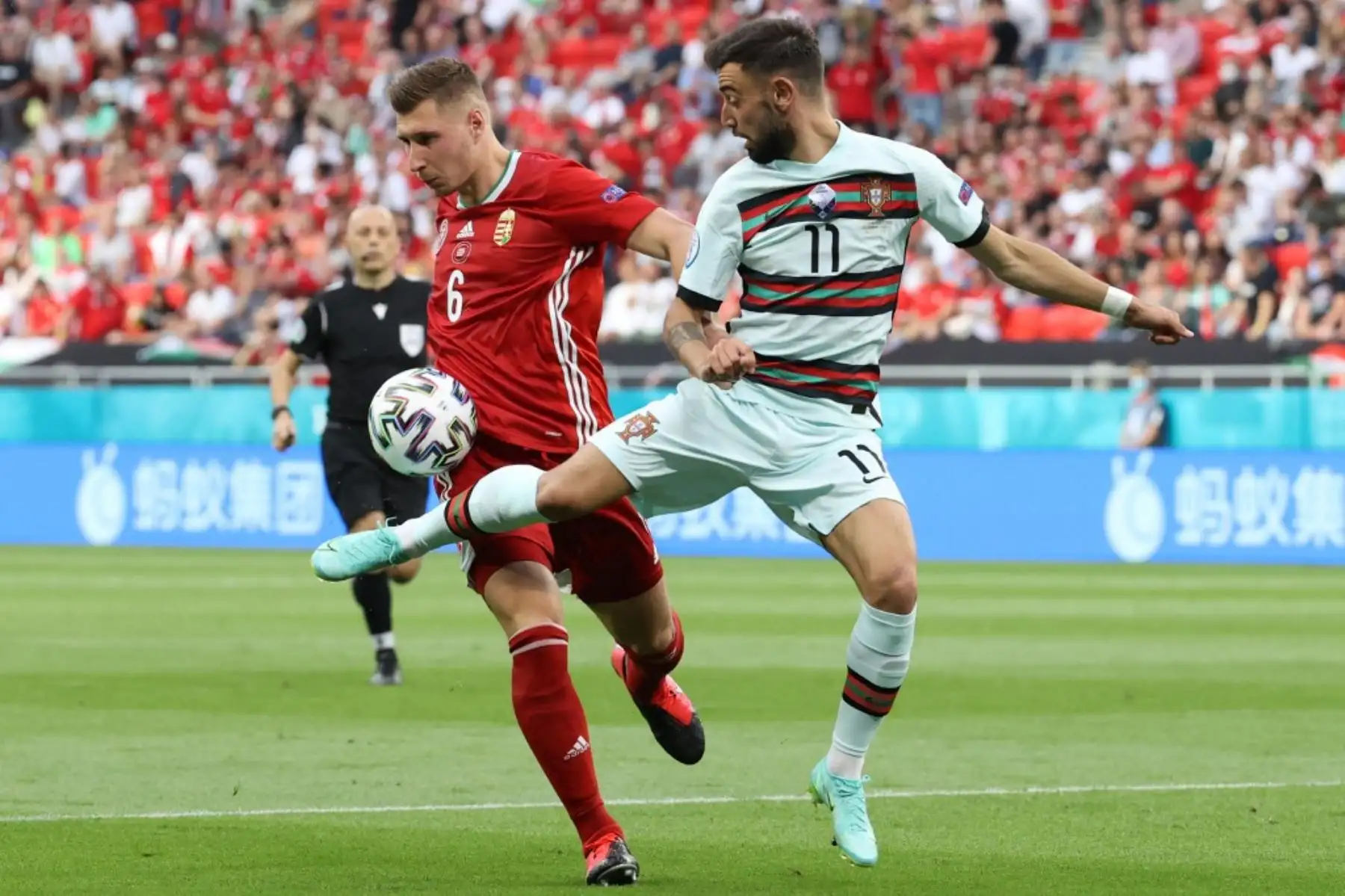 El centrocampista portugués Bruno Fernandes (R) desafía al defensor de Hungría Willi Orban durante el partido de fútbol del Grupo F de la UEFA EURO 2020 entre Hungría y Portugal en el Puskas Arena de Budapest el 15 de junio de 2021. Foto: AFP