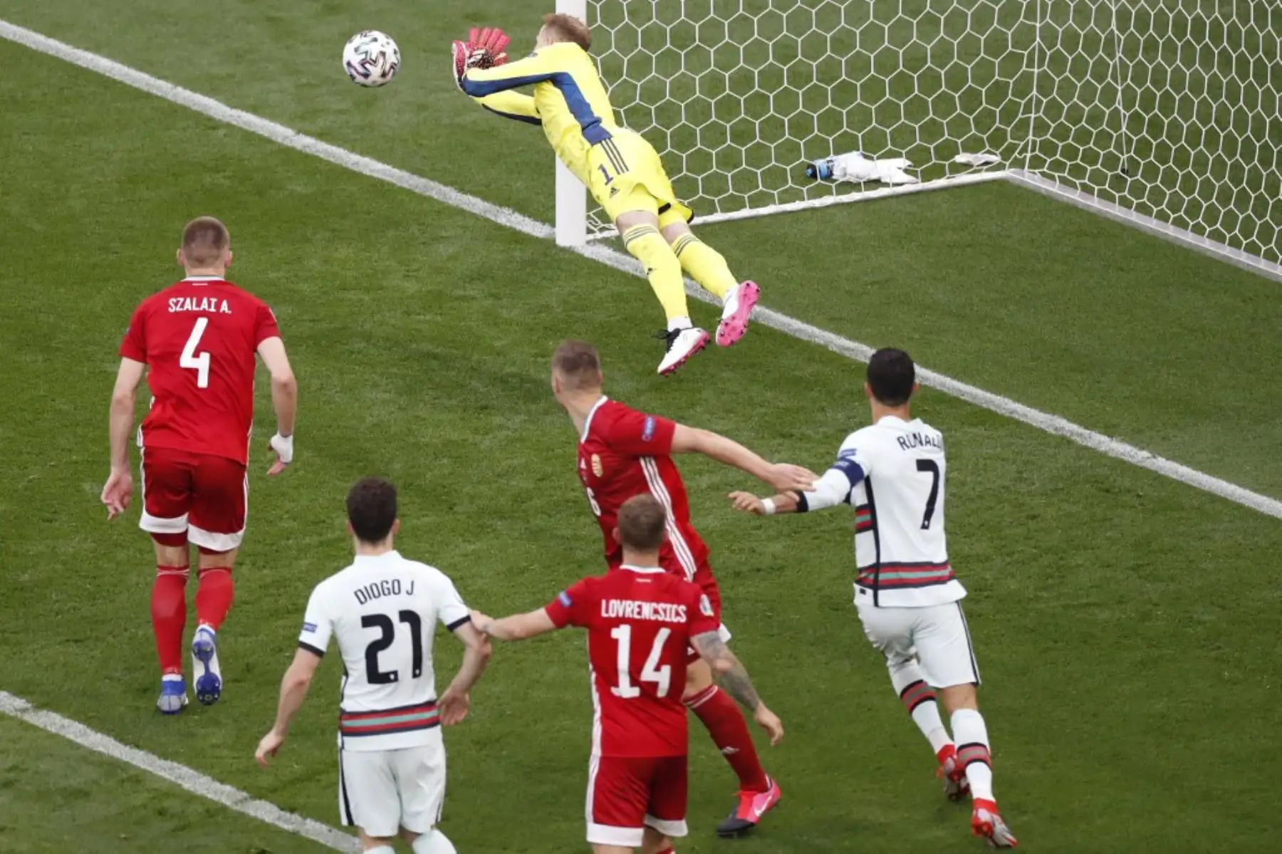 El portero de Hungría Peter Gulacsi (atrás) ataja un disparo a portería durante el partido de fútbol del Grupo F de la UEFA EURO 2020 entre Hungría y Portugal en el Puskas Arena de Budapest el 15 de junio de 2021. Foto: AFP