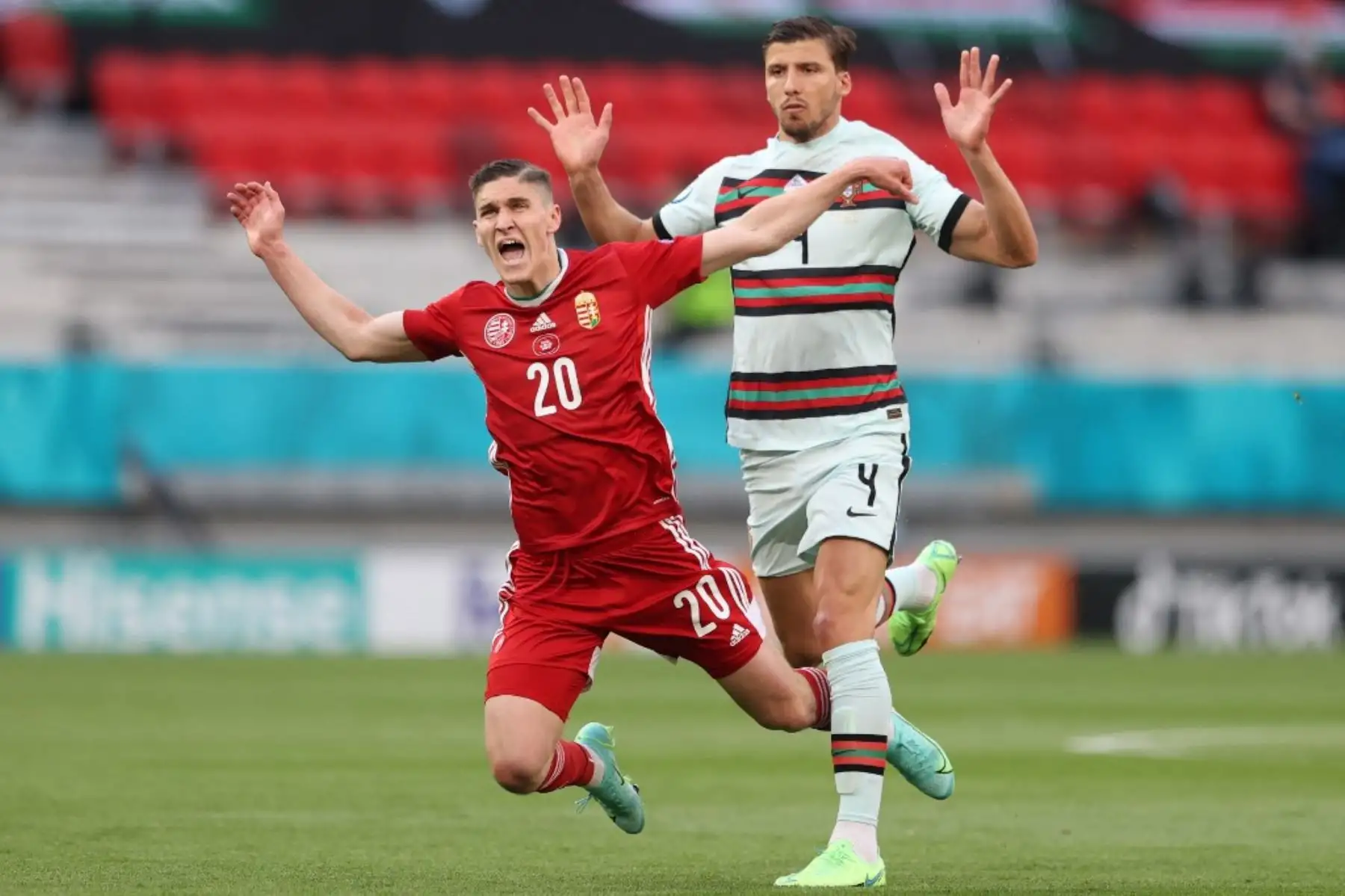 El delantero de Hungría Roland Sallai (L) recibe una falta del defensor de Portugal Ruben Dias durante el partido de fútbol del Grupo F de la UEFA EURO 2020 entre Hungría y Portugal en el Puskas Arena de Budapest el 15 de junio de 2021. Foto: AFP