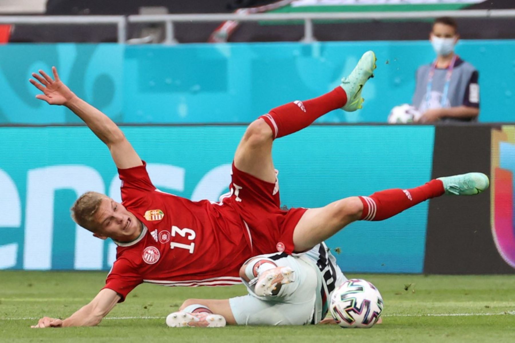 El centrocampista húngaro Andras Schafer cae sobre el mediocampista portugués Bernardo Silva (abajo) durante el partido de fútbol del Grupo F de la UEFA EURO 2020 entre Hungría y Portugal en el Puskas Arena de Budapest el 15 de junio de 2021. Foto: AFP