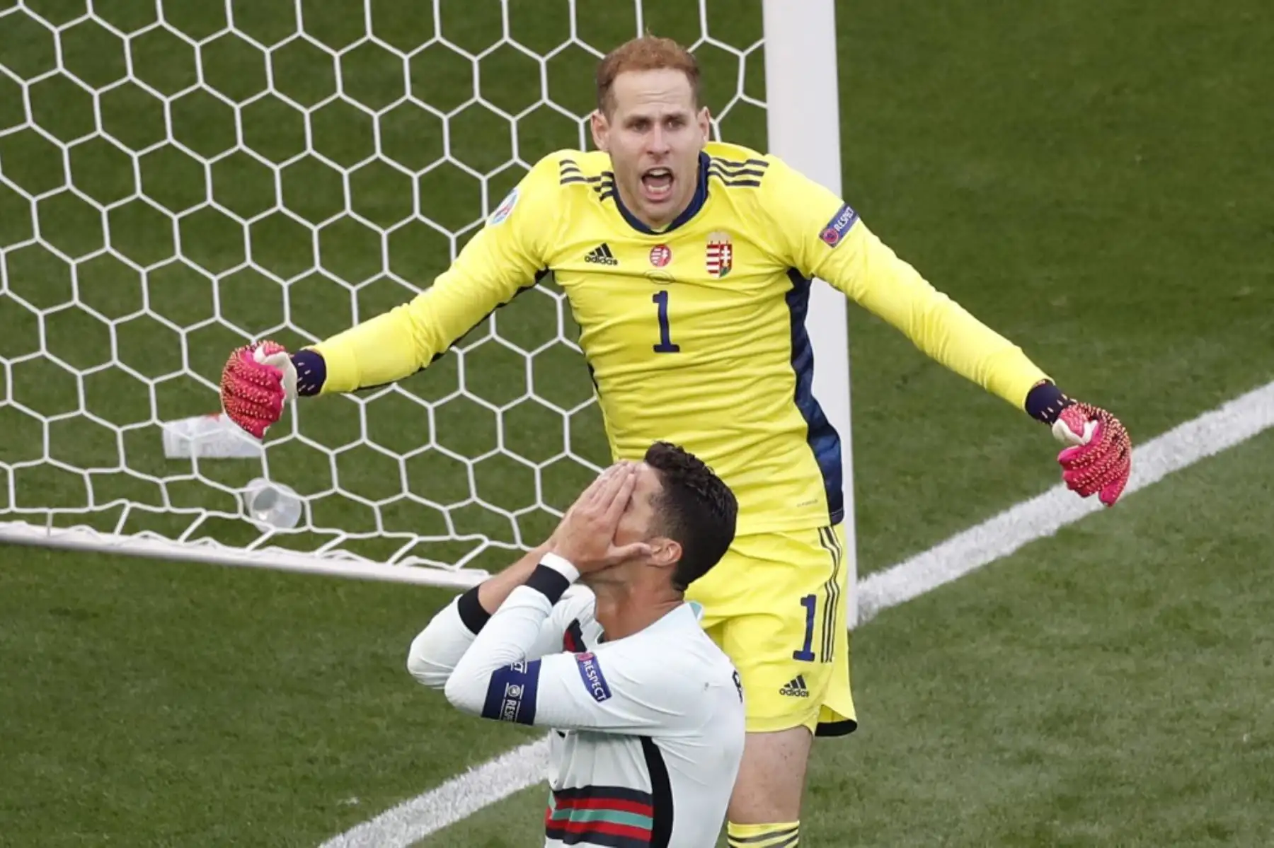 El portero de Hungría Peter Gulacsireacciona cuando el delantero portugués Cristiano Ronaldo pierde una oportunidad de gol durante el partido de fútbol del Grupo F de la UEFA EURO 2020 entre Hungría y Portugal en el Puskas Arena de Budapest el 15 de junio de 2021. Foto: AFP