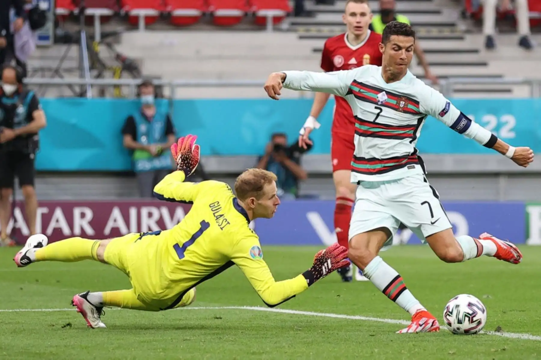 El delantero portugués Cristiano Ronaldo anota el tercer gol de su equipo durante el partido de fútbol del Grupo F de la UEFA EURO 2020 entre Hungría y Portugal en el Puskas Arena de Budapest el 15 de junio de 2021. Foto: AFP