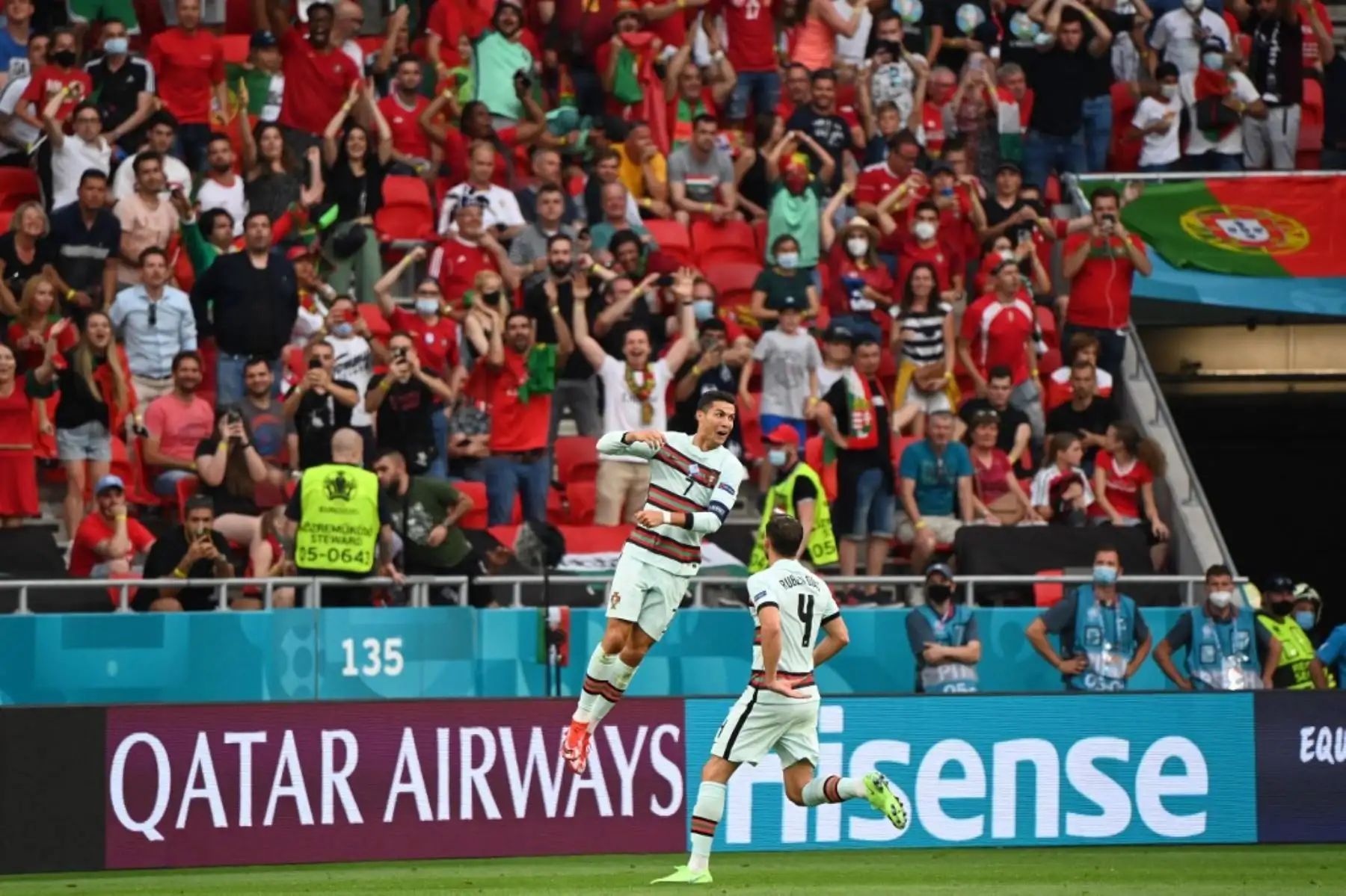El delantero portugués Cristiano Ronaldo celebra anotar el tercer gol de su equipo durante el partido de fútbol del Grupo F de la UEFA EURO 2020 entre Hungría y Portugal en el Puskas Arena de Budapest el 15 de junio de 2021. Foto: AFP