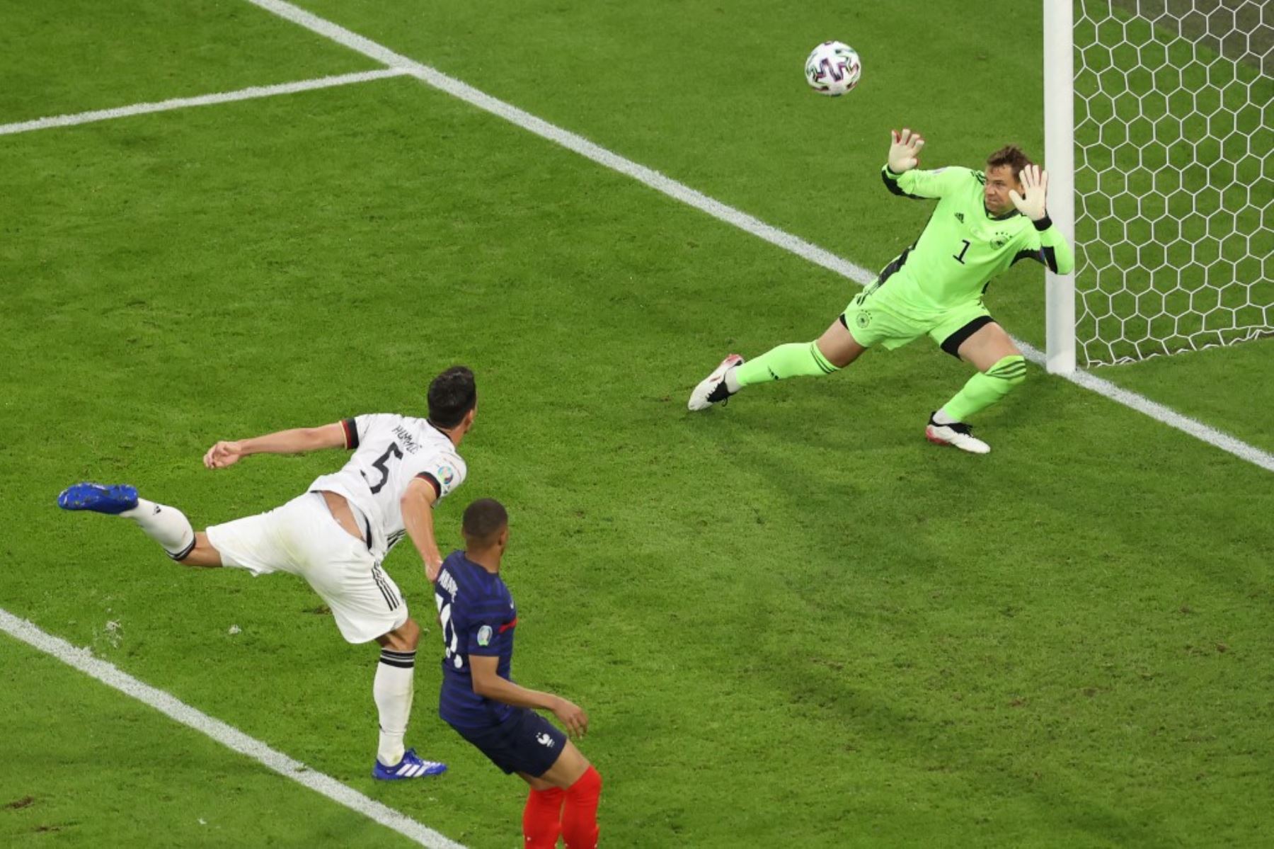 El defensor alemán Mats Hummels (L) desvía el balón más allá del portero alemán Manuel Neuer (R) para marcar un gol en propia meta durante el partido de fútbol del Grupo F de la UEFA EURO 2020 entre Francia y Alemania en el Allianz Arena en Múnich el 15 de junio de 2021. Foto: AFP