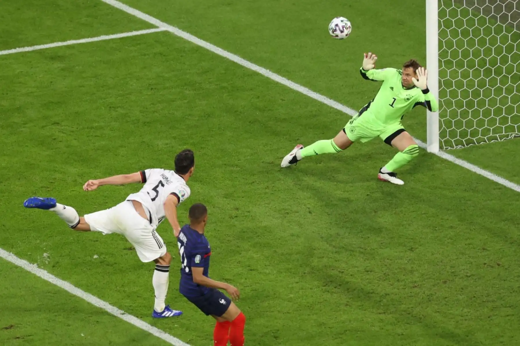 El defensor alemán Mats Hummels (L) desvía el balón más allá del portero alemán Manuel Neuer (R) para marcar un gol en propia meta durante el partido de fútbol del Grupo F de la UEFA EURO 2020 entre Francia y Alemania en el Allianz Arena en Múnich el 15 de junio de 2021. Foto: AFP