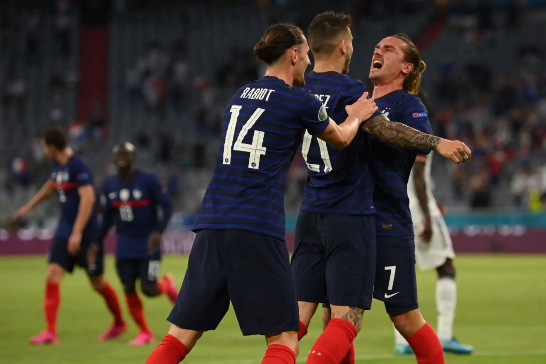 El mediocampista francés Adrien Rabiot, el defensor francés Lucas Hernández y el delantero francés Antoine Griezmann celebran el primer gol durante el partido de fútbol del Grupo F de la UEFA EURO 2020 entre Francia y Alemania en el Allianz Arena de Múnich el 15 de junio de 2021. Foto: AFP
