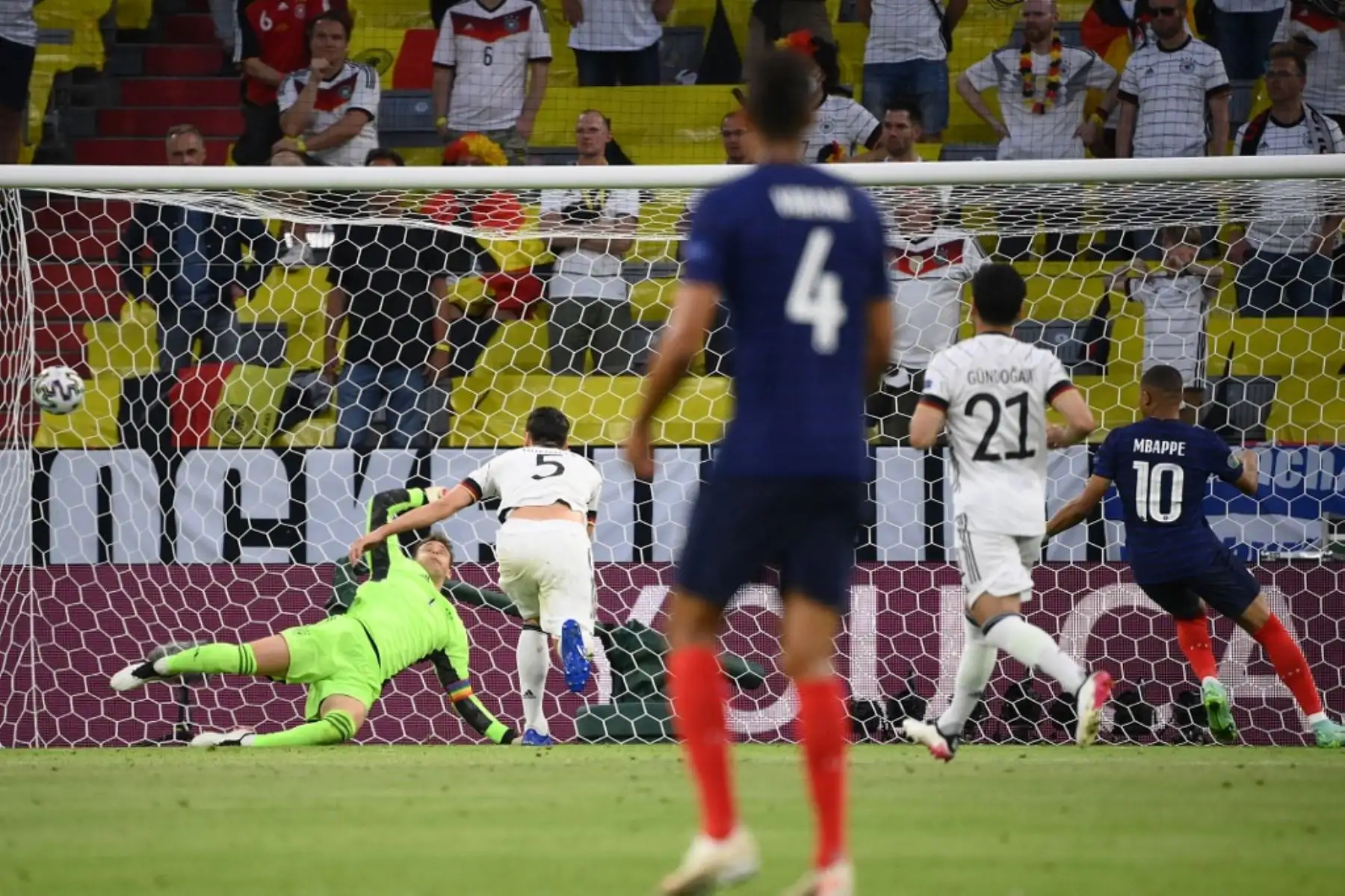 El defensor alemán Mats Hummels (2nd-L) desvía el balón más allá del portero alemán Manuel Neuer (L) para un gol en propia meta durante el partido de fútbol del Grupo F de la UEFA EURO 2020 entre Francia y Alemania en el Allianz Arena en Munich el 15 de junio de 2021. Foto: AFP