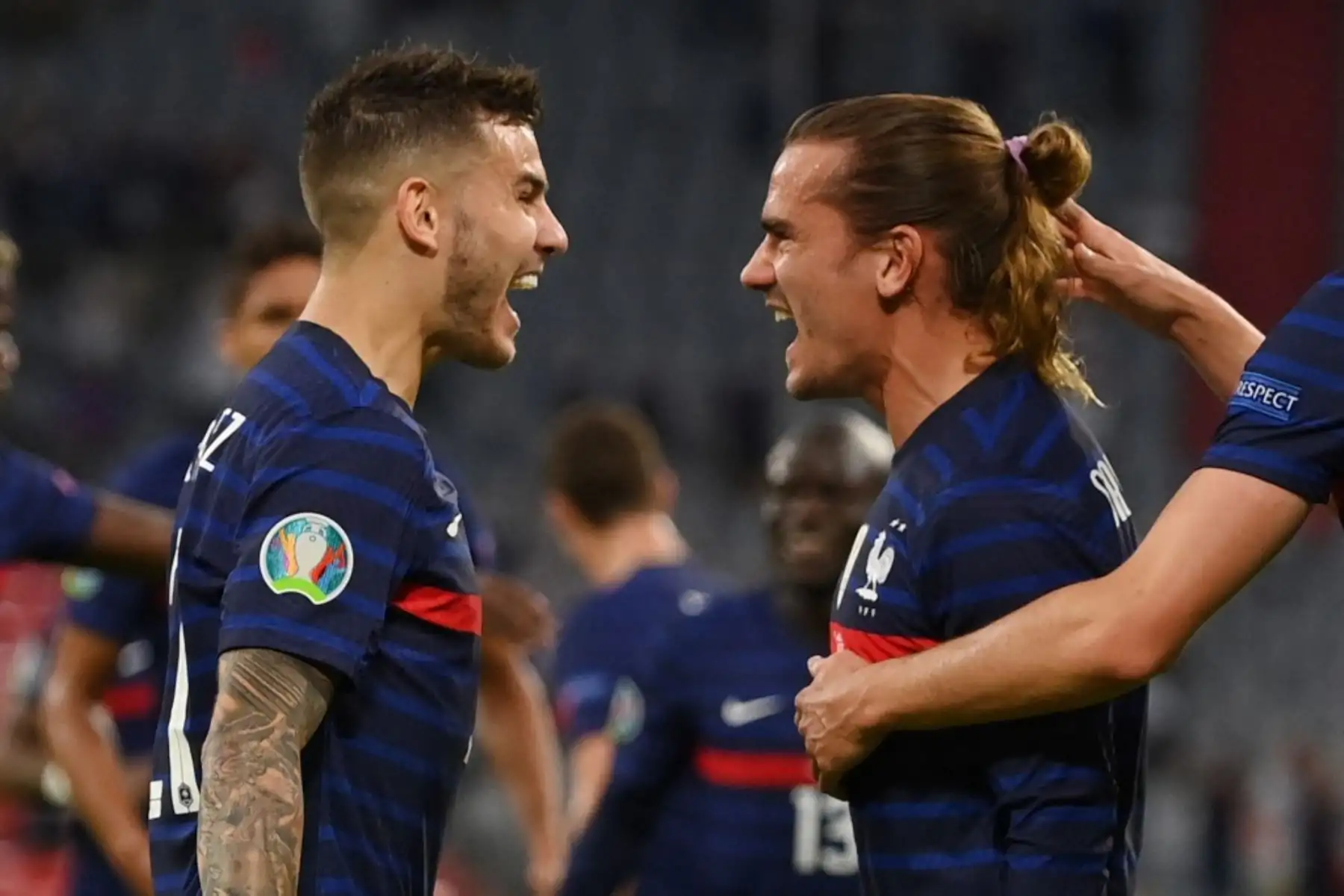 El defensa francés Lucas Hernandez, celebra el primer gol con el delantero francés Antoine Griezmann durante el partido de fútbol del Grupo F de la UEFA EURO 2020 entre Francia y Alemania en el Allianz Arena de Múnich el 15 de junio de 2021. Foto: AFP