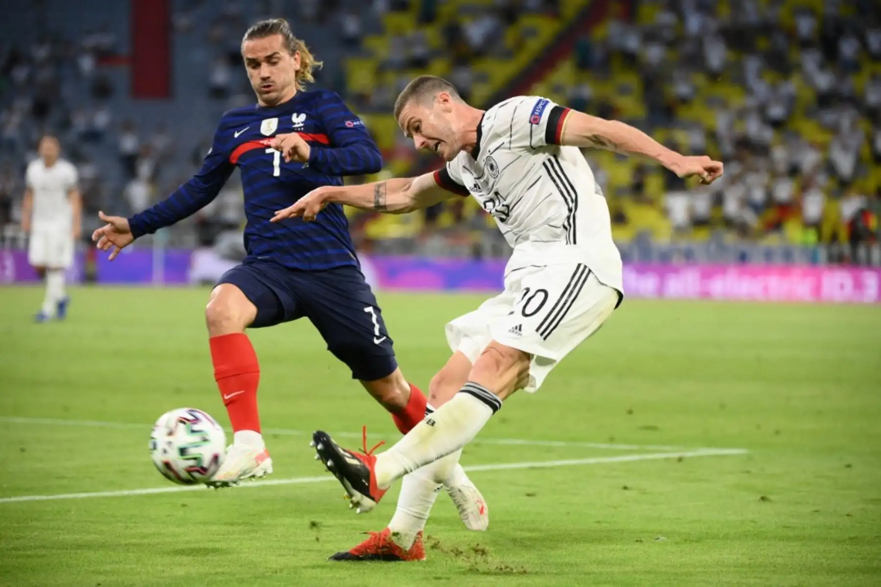 El defensor alemán Robin Gosens, cruza el balón cuando está marcado por el delantero francés Antoine Griezmann durante el partido de fútbol del Grupo F de la UEFA EURO 2020 entre Francia y Alemania en el Allianz Arena de Múnich el 15 de junio de 2021. Foto: AFP
