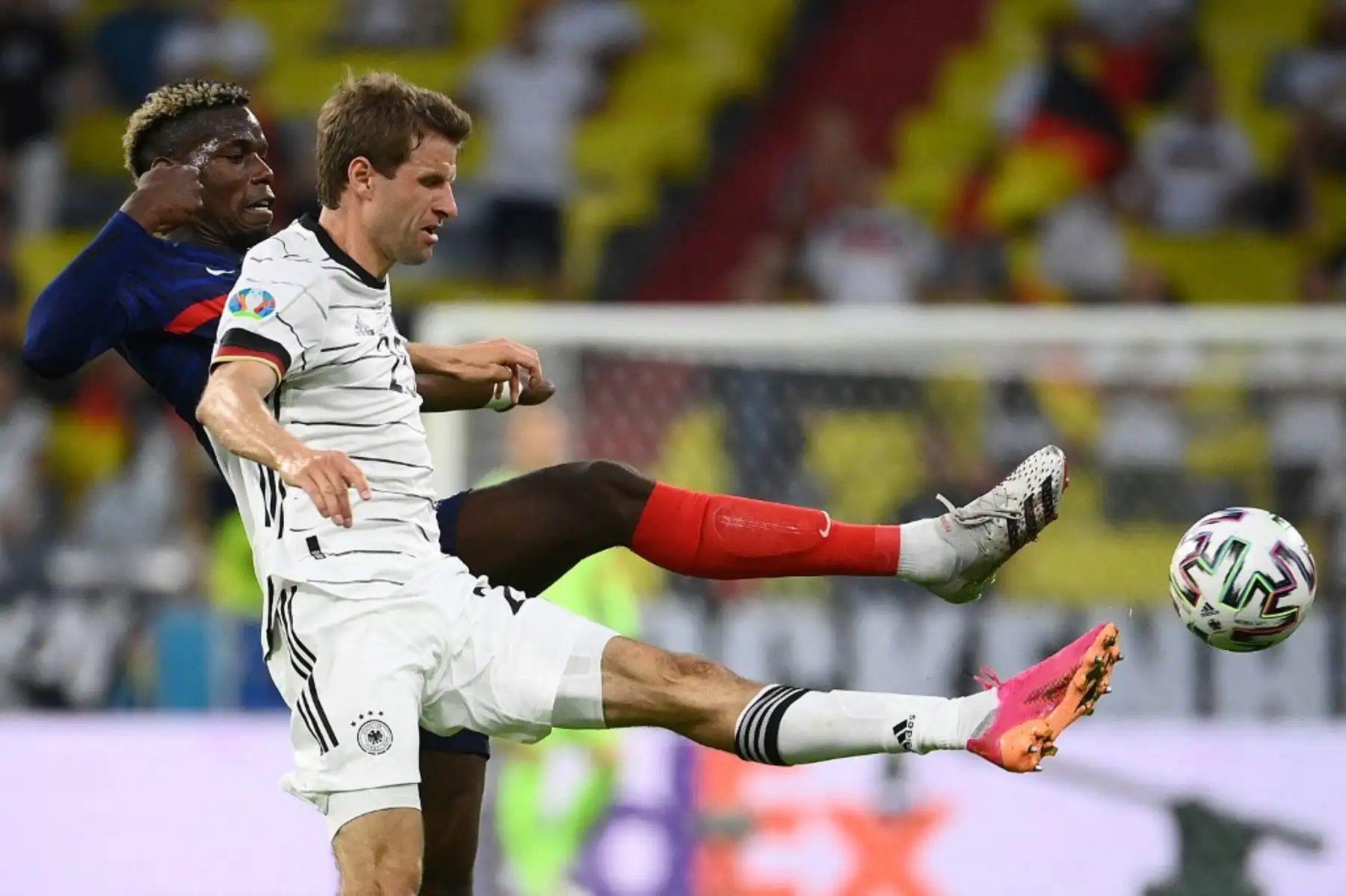 El delantero alemán Thomas Mueller (R) está marcado por el mediocampista francés Paul Pogba durante el partido de fútbol del Grupo F de la UEFA EURO 2020 entre Francia y Alemania en el Allianz Arena de Múnich el 15 de junio de 2021. Foto: AFP