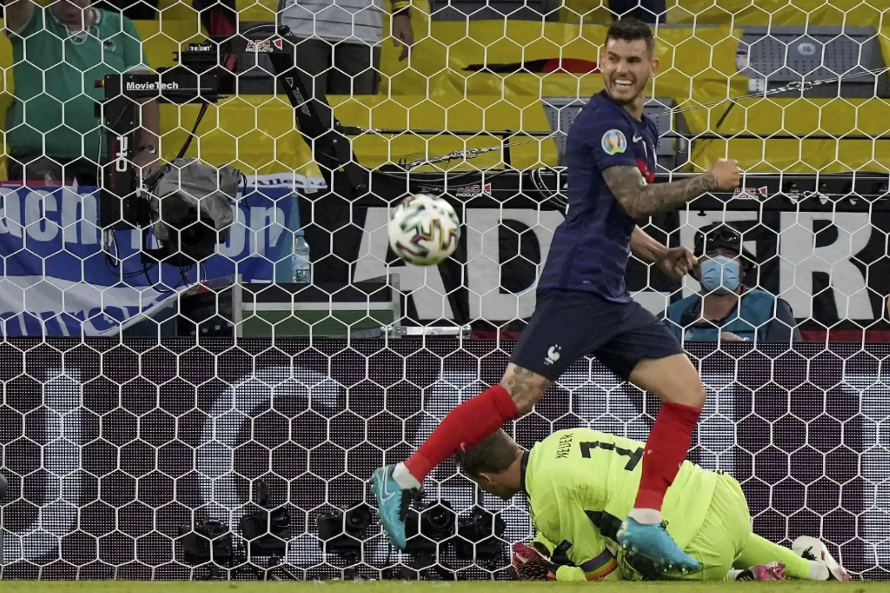 El defensa francés Lucas Hernández celebra su gol  durante el partido de fútbol del Grupo F de la UEFA EURO 2020 entre Francia y Alemania en el Allianz Arena en Múnich. Foto: AFP