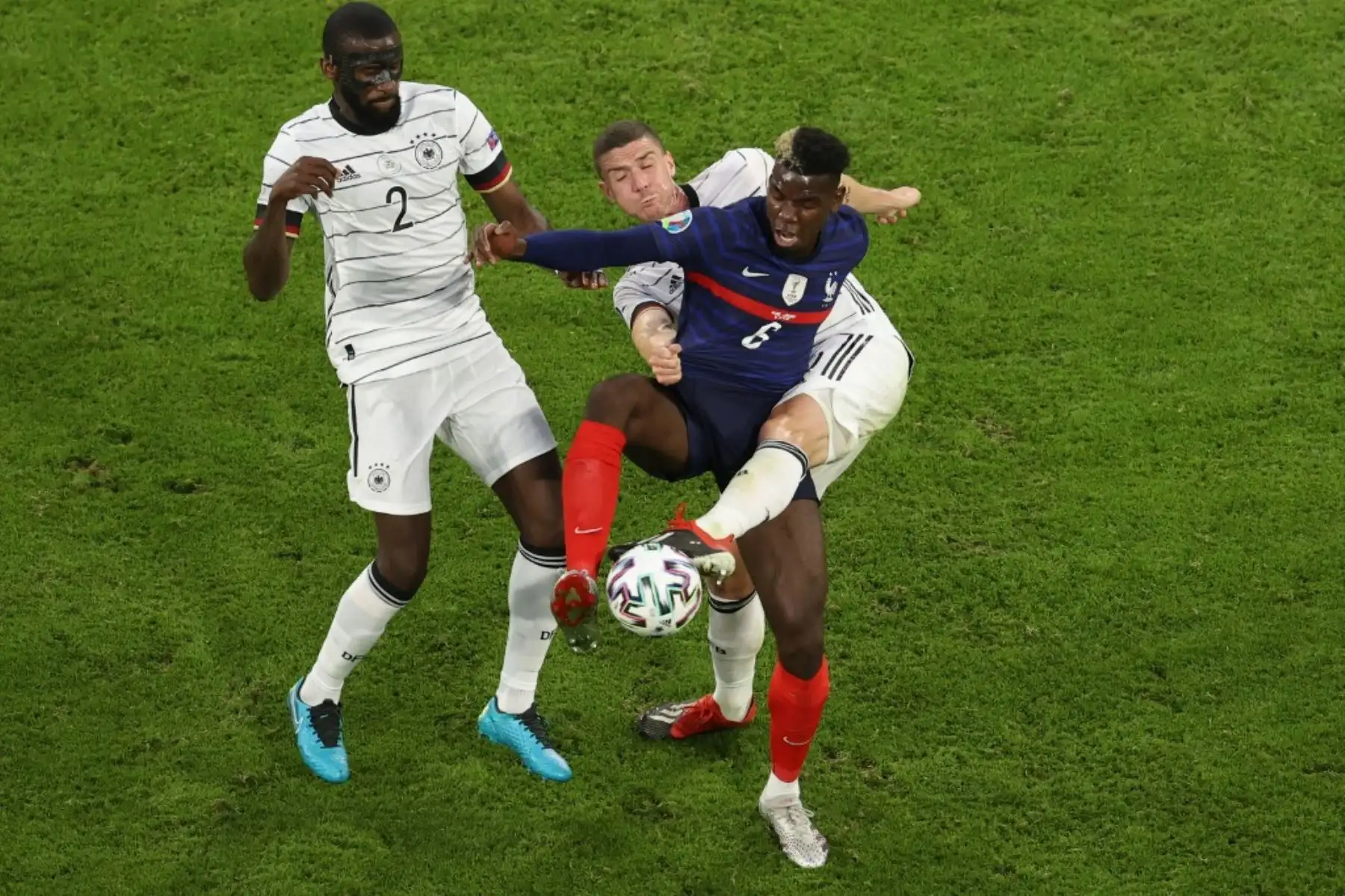 De izquierda a derecha: el defensor alemán Antonio Ruediger, el portero alemán Bernd Leno y el mediocampista francés Paul Pogba compiten por el balón durante el partido de fútbol del Grupo F de la UEFA EURO 2020 entre Francia y Alemania en el Allianz Arena de Múnich el 15 de junio de 2021. Foto: AFP