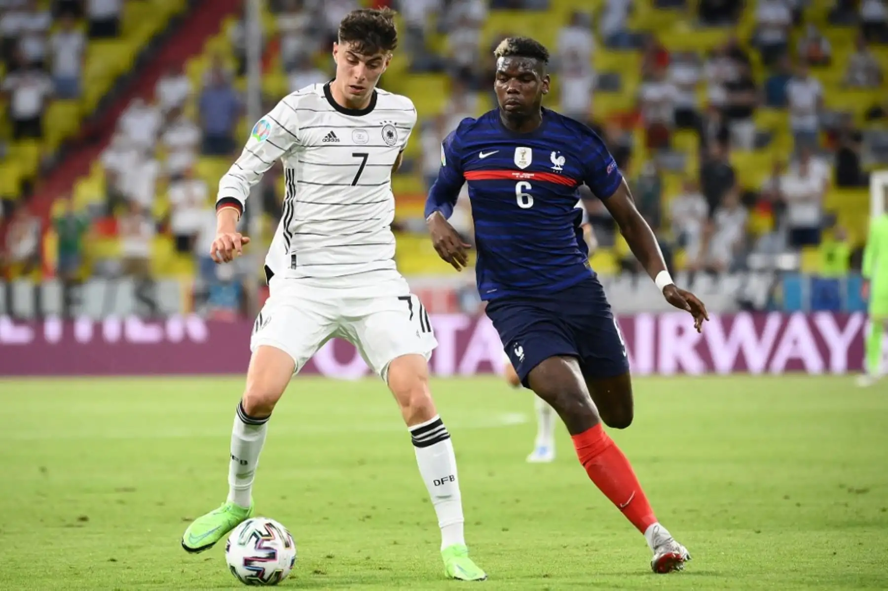 El delantero alemán Kai Havertz (izq.) está marcado por el mediocampista francés Paul Pogba durante el partido de fútbol del Grupo F de la UEFA EURO 2020 entre Francia y Alemania en el Allianz Arena de Múnich el 15 de junio de 2021. Foto: AFP