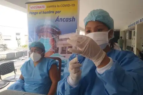 En Áncash se han aplicado vacunas a adultos mayores de 90, 80, 70 y ahora se está inoculando a las personas de 60 años a más.