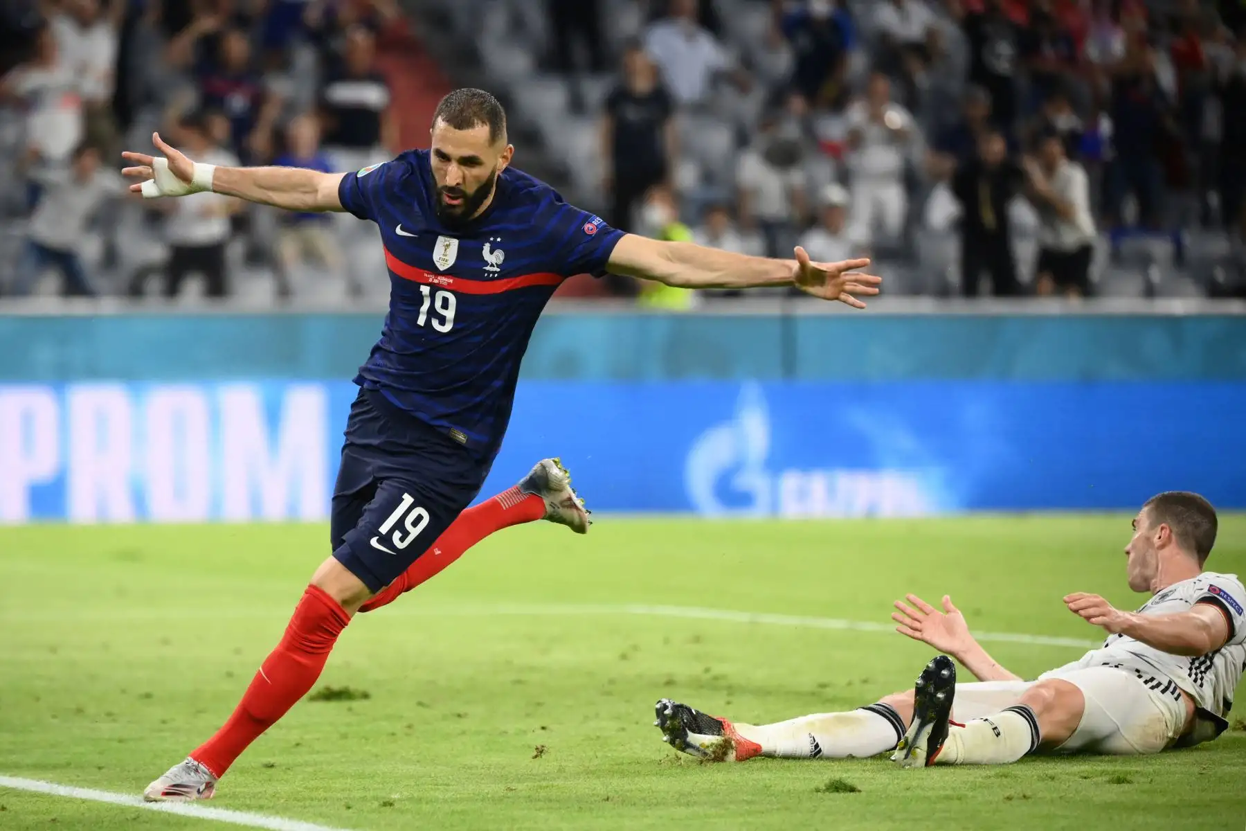 El delantero francés Karim Benzema celebra tras anotar, antes de que fuera revocado por fuera de juego, durante el partido de fútbol del Grupo F de la UEFA EURO 2020 entre Francia y Alemania en el Allianz Arena de Múnich.
Foto: AFP